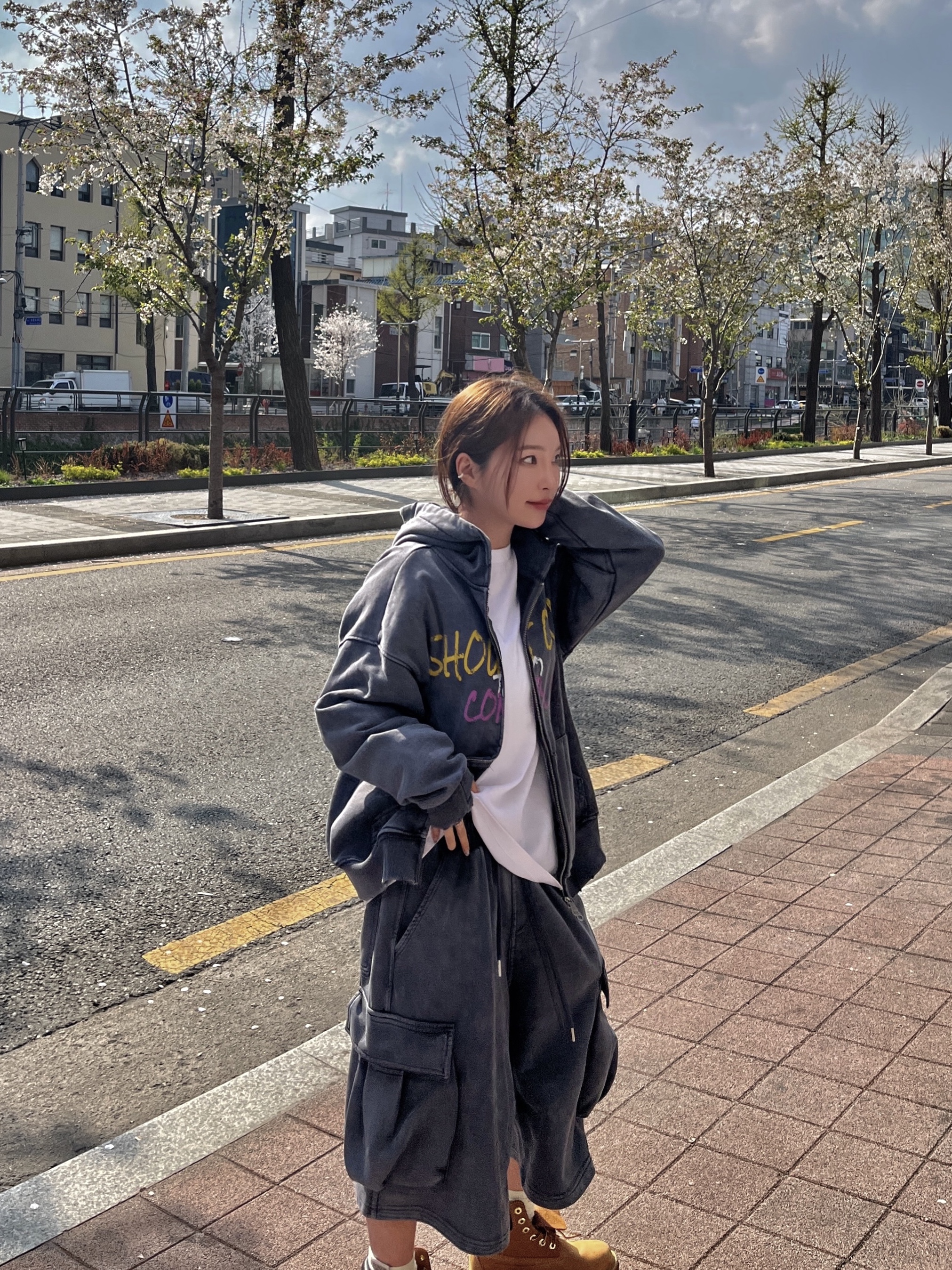 CONY Shout Out CONY Cargo Sweat Shorts / Charcoal, CONY Shout Out To CONY Graphic Hoodie / Charcoal 착용 스타일 - 2