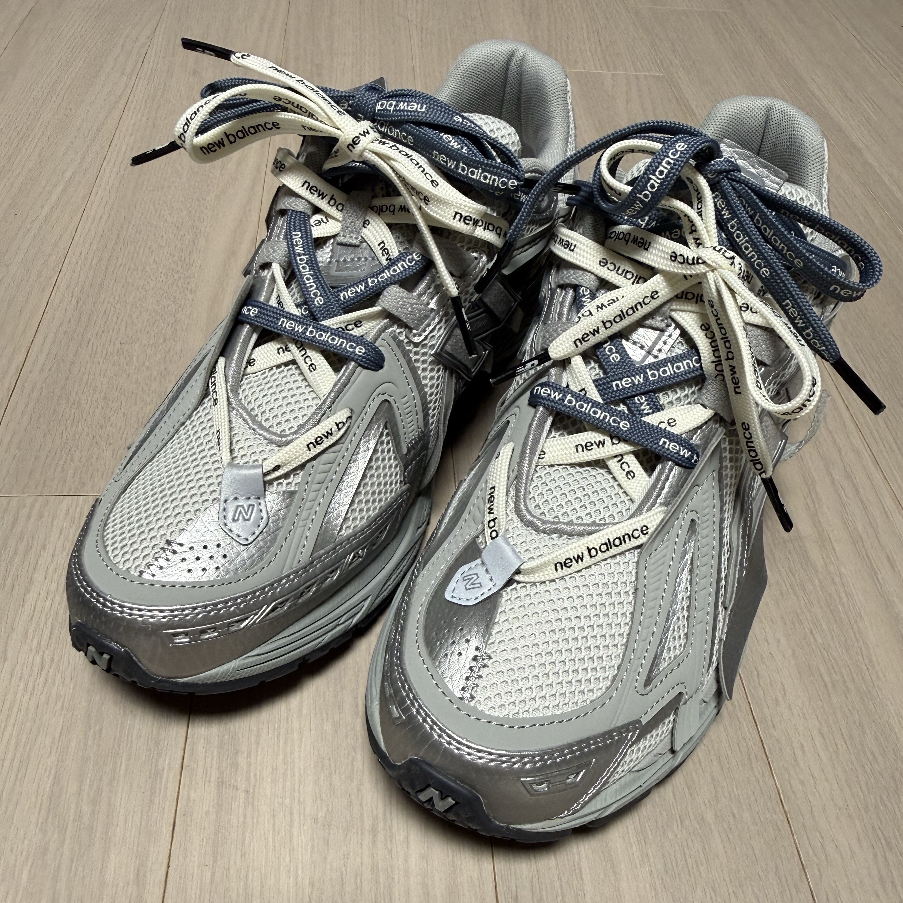 New Balance 1906A Concrete Silver Metallic 착용 스타일