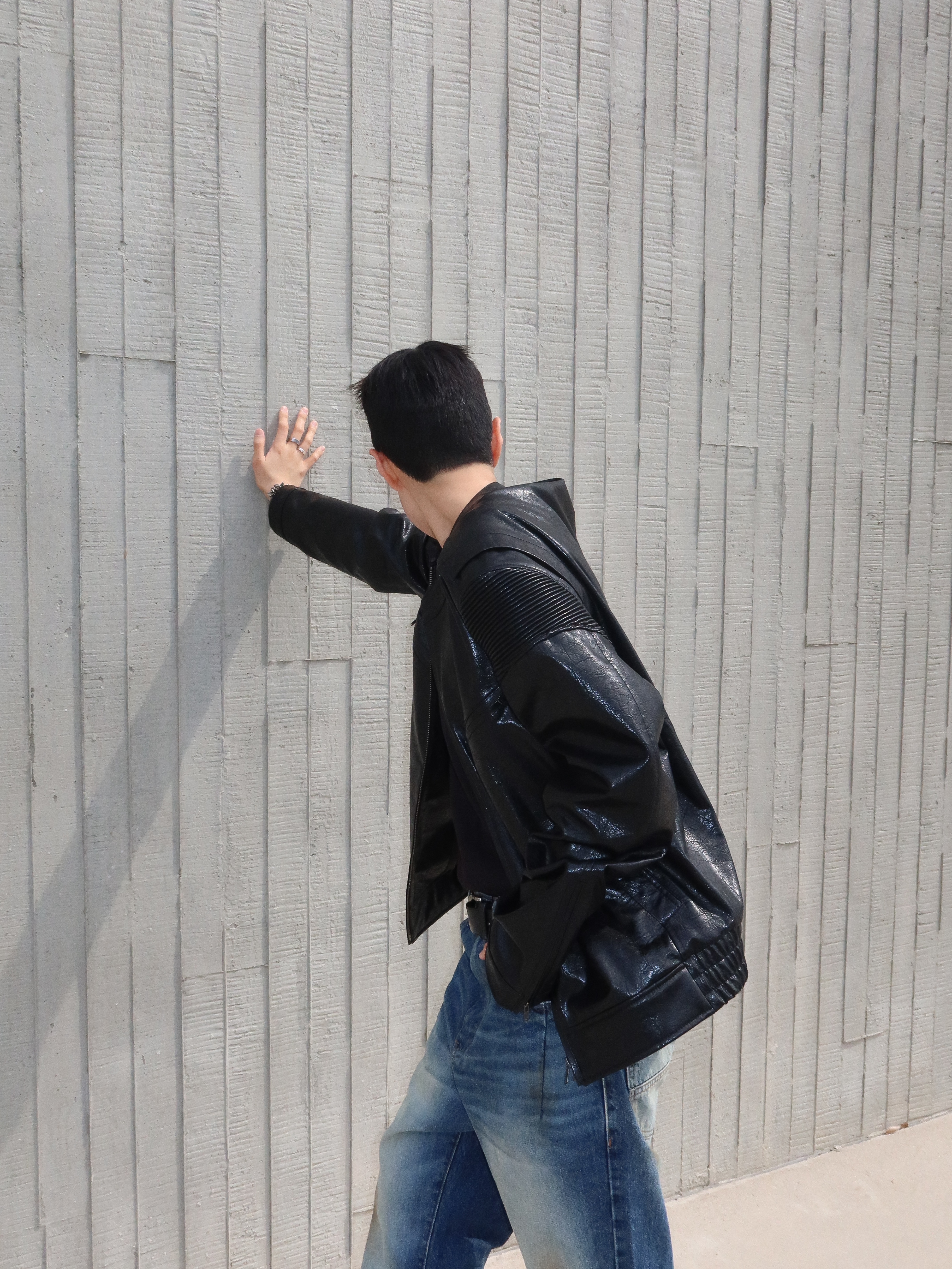 Farfromwhat Far Faux Cracked Texture Leather Jacket, Farfromwhat Far Aged Flare Jeans 착용 스타일 - 9