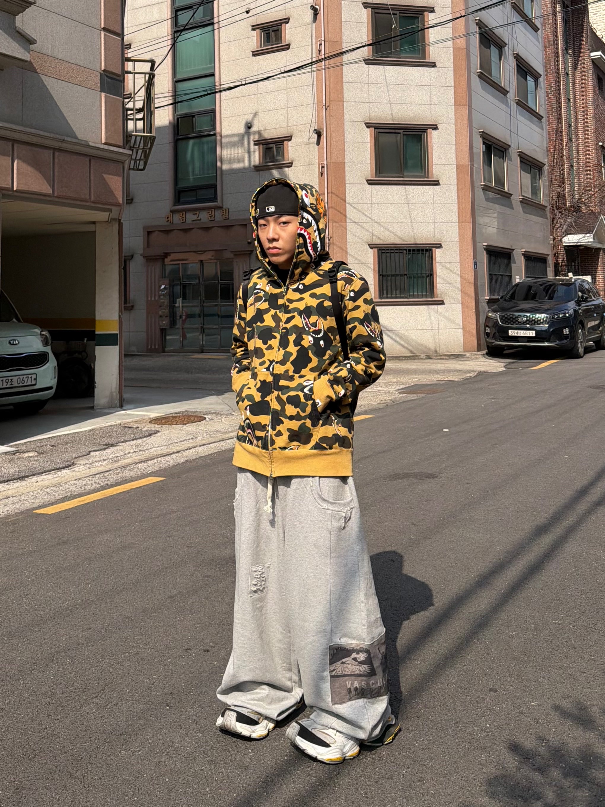 Balenciaga Cargo Sneakers Grey Black Yellow, BAPE 1st Camo Shark Full Zip Hoodie Yellow 착용 스타일 - 1