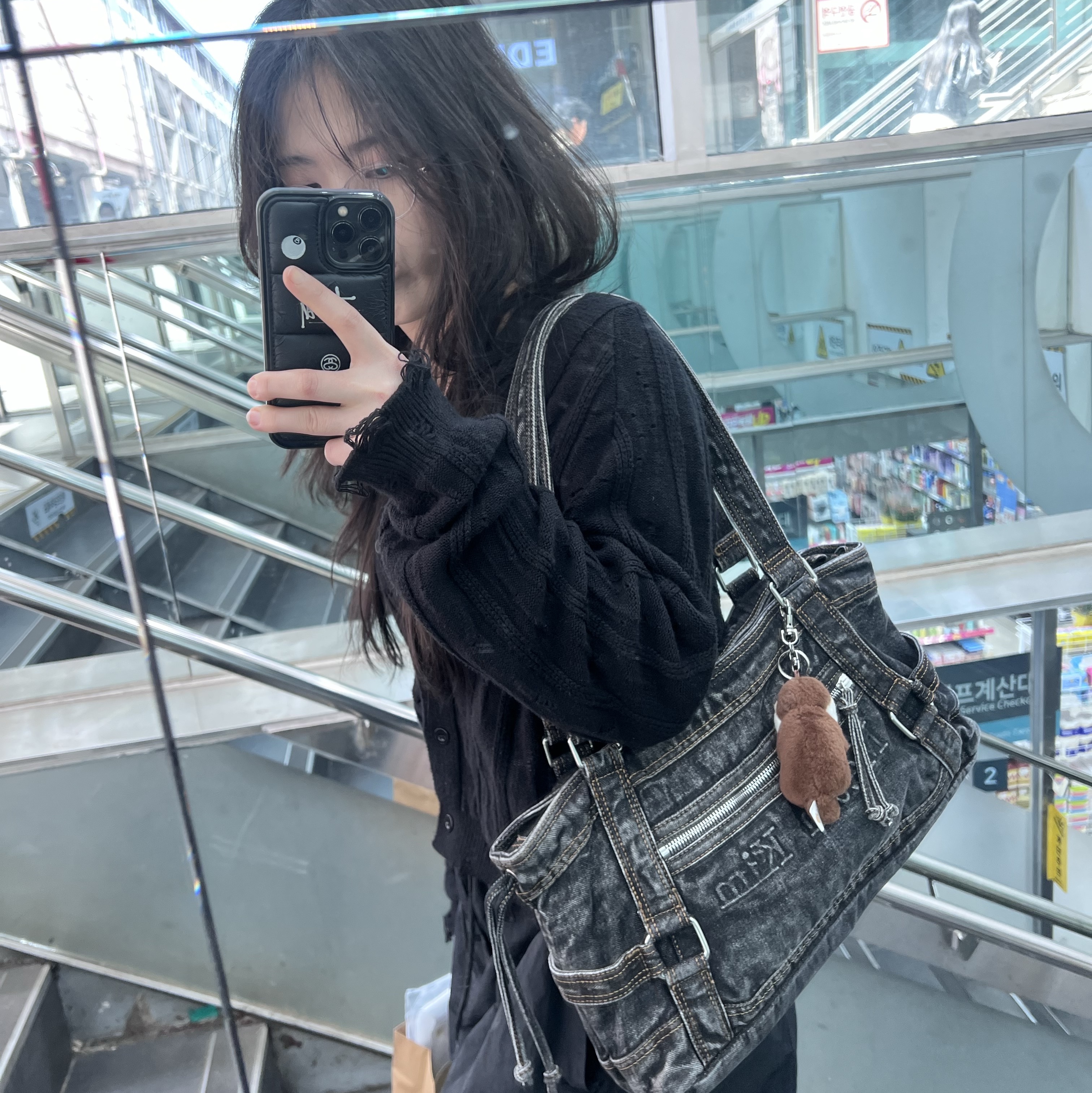 Matin Kim Washed Denim Square Shoulder Bag Black 착용 스타일 - 1