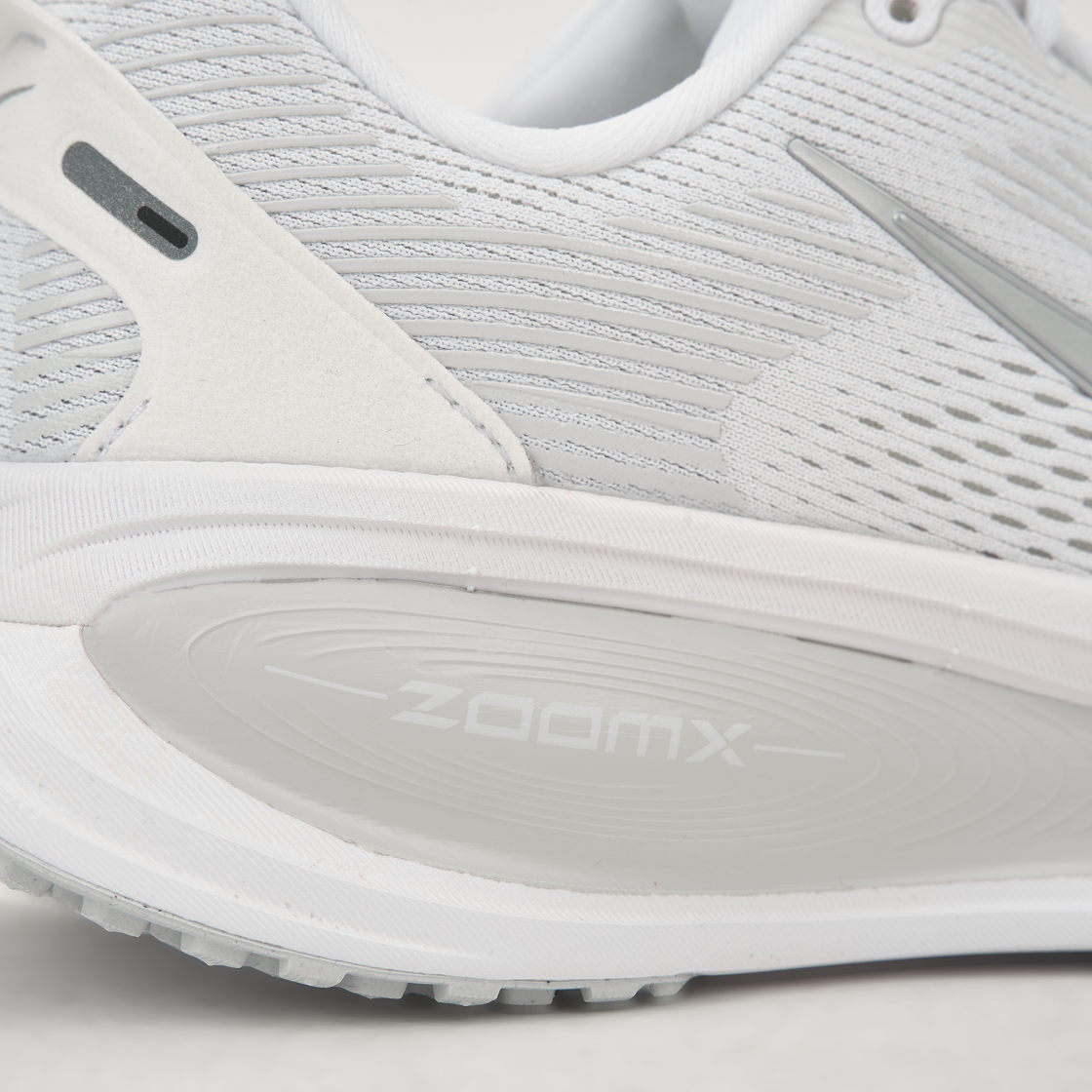 (W) 나이키 보메로 18 화이트 포톤 더스트((W) Nike Vomero 18 White Photon Dust) - 8