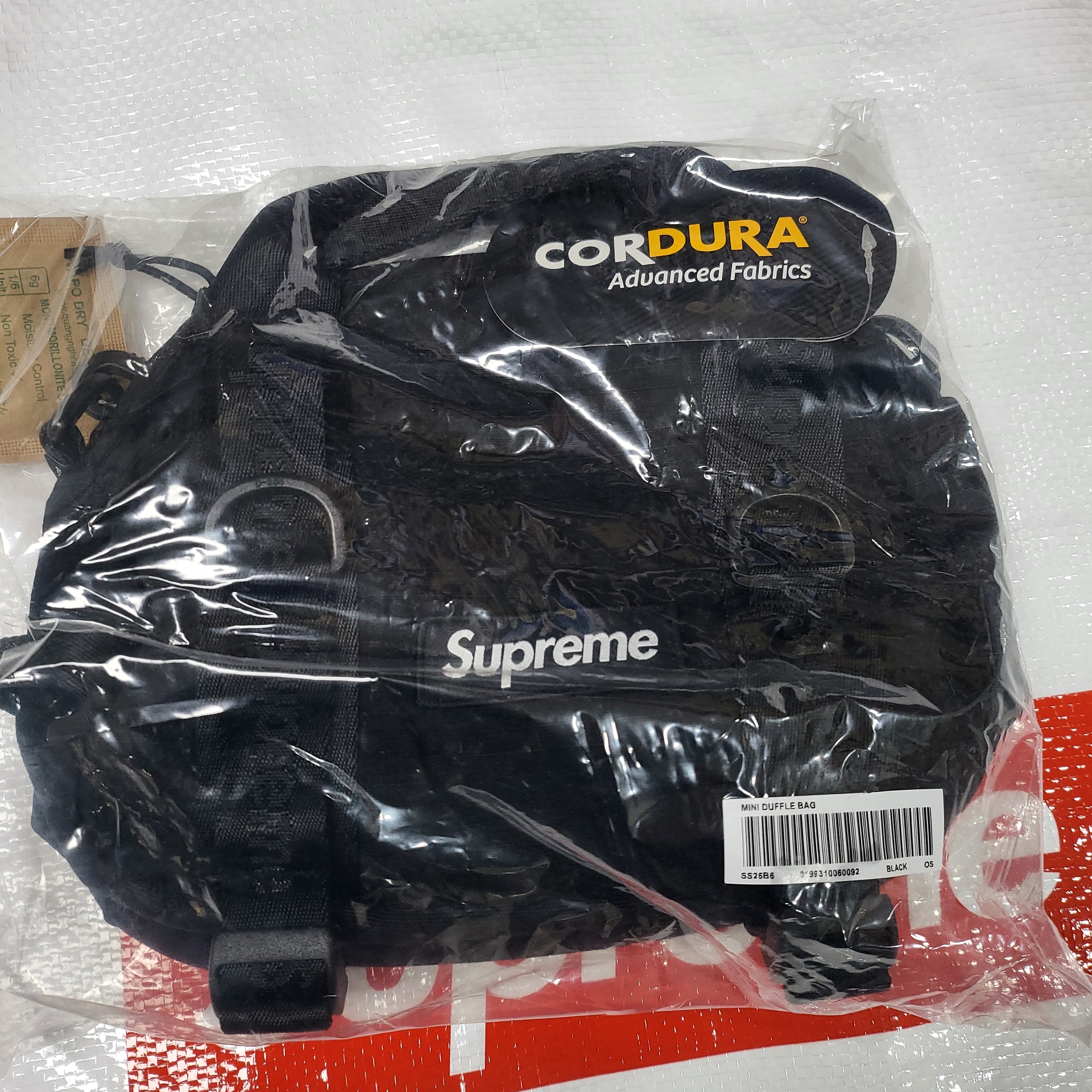 Supreme Mini Duffle Bag Black - 26SS 착용 스타일