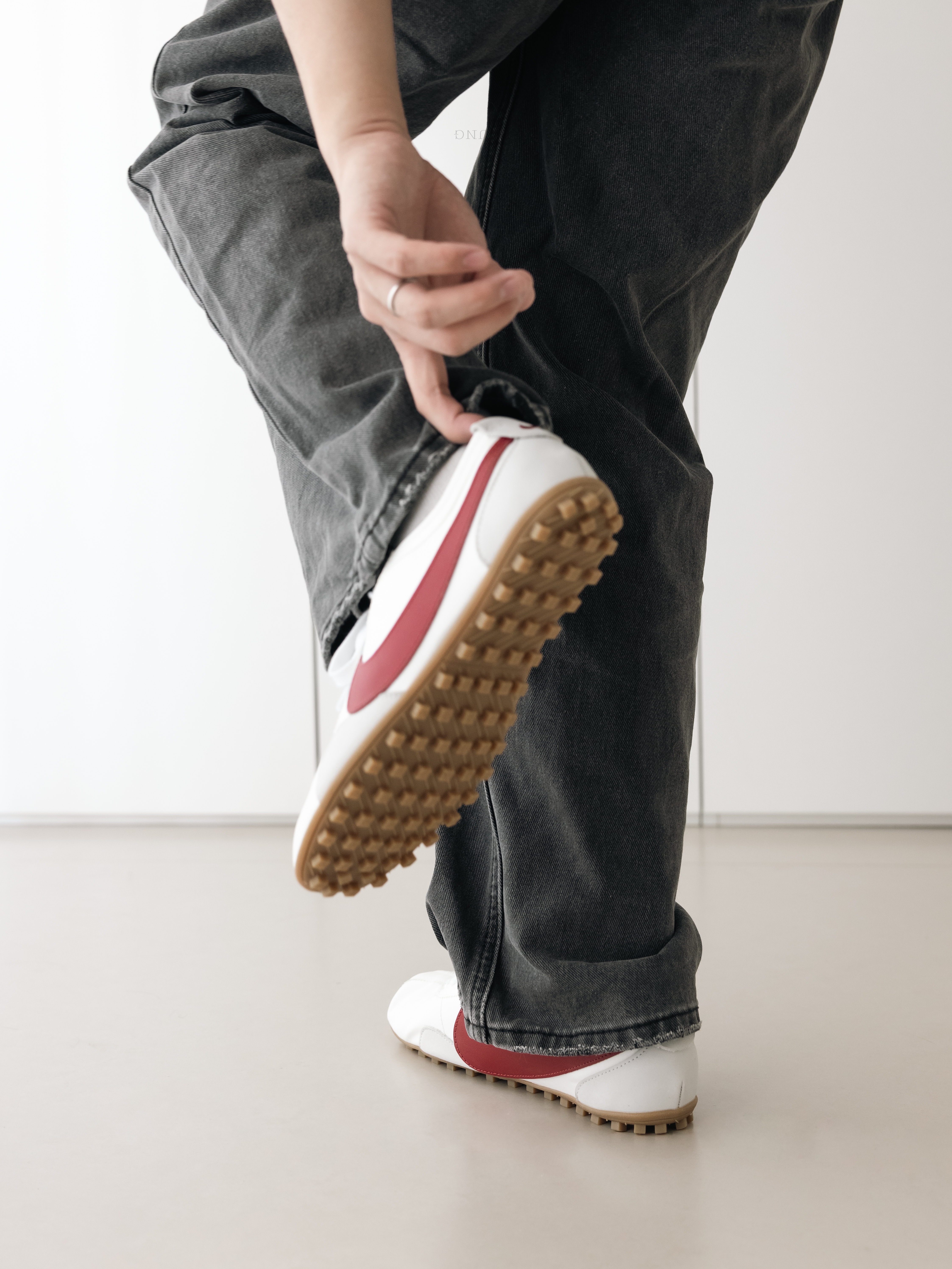 (W) Nike Moon Shoe Summit White Team Crimson 착용 스타일 - 1