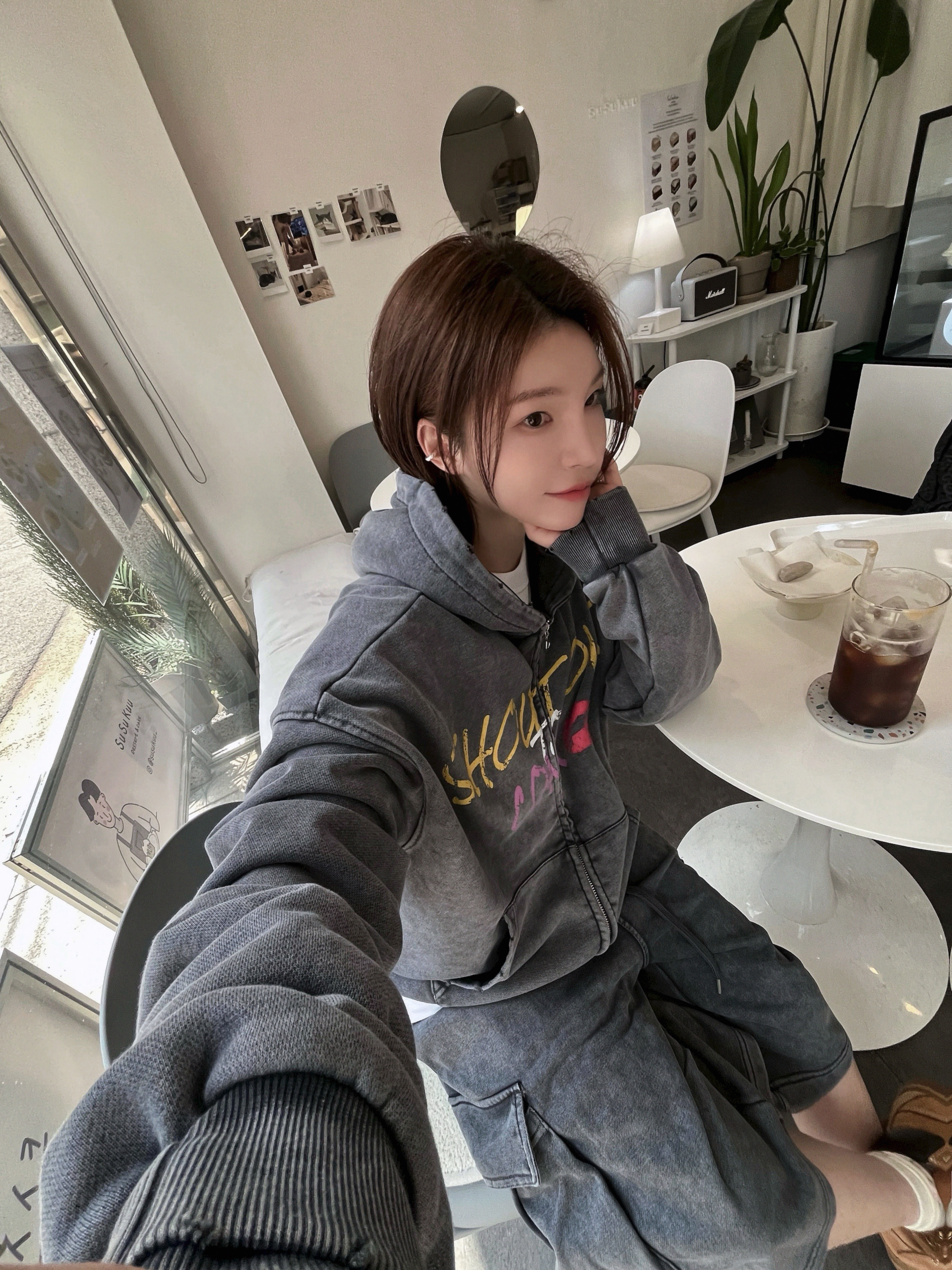 CONY Shout Out CONY Cargo Sweat Shorts / Charcoal, CONY Shout Out To CONY Graphic Hoodie / Charcoal 착용 스타일 - 3