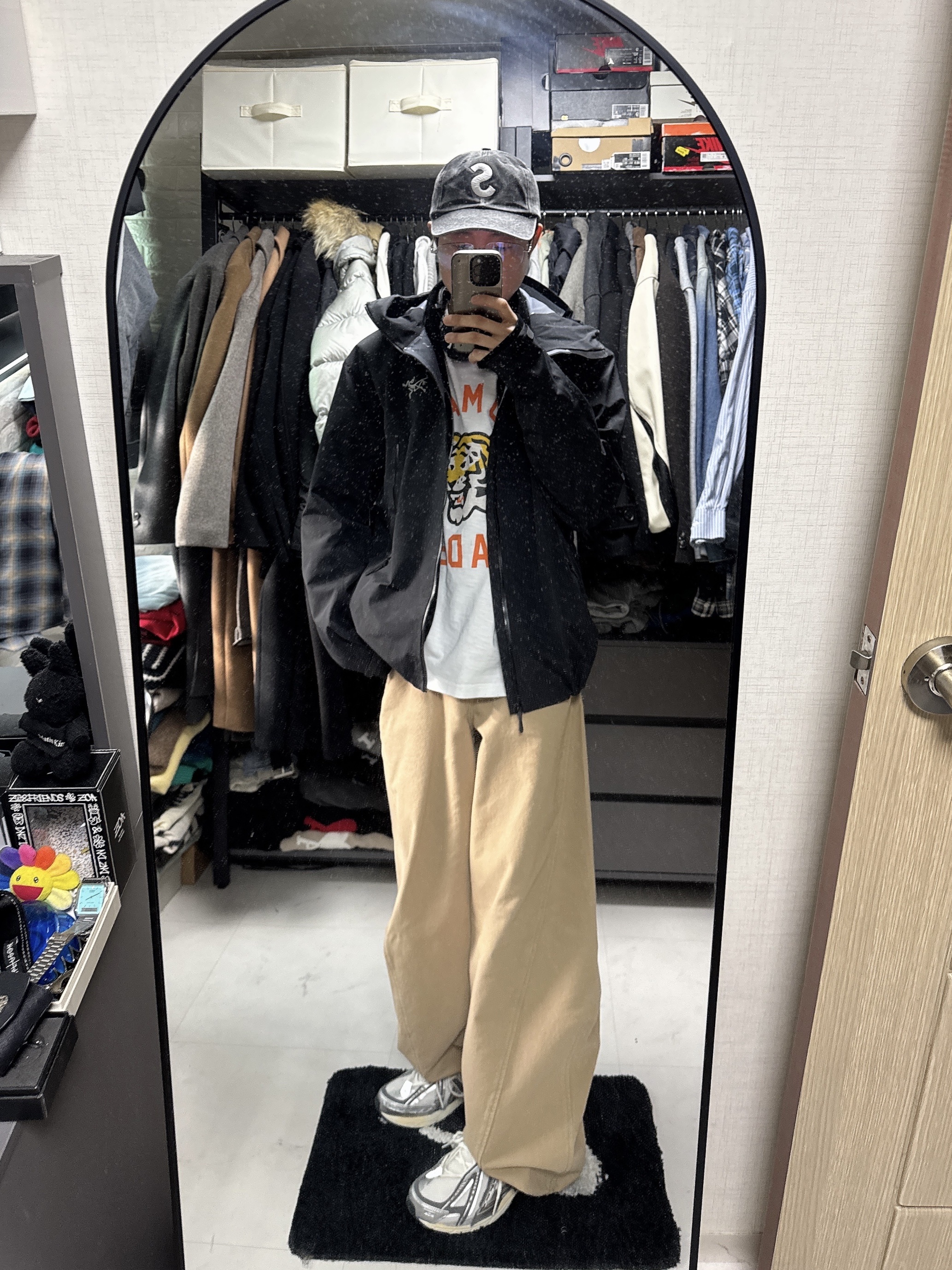 Supreme Pigment S Logo 6-Panel Black - 24FW, New Balance 1906A Silver Metallic Castlerock 착용 스타일 - 2