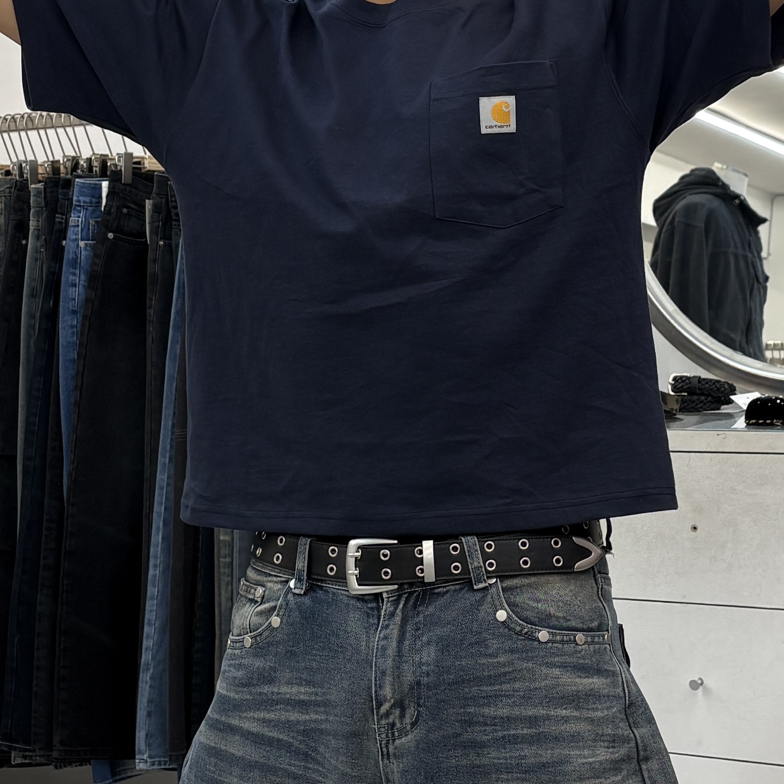 Carhartt Loose Fit Heavyweight Regular Short Sleeve Pocket T-Shirt Navy 착용 스타일