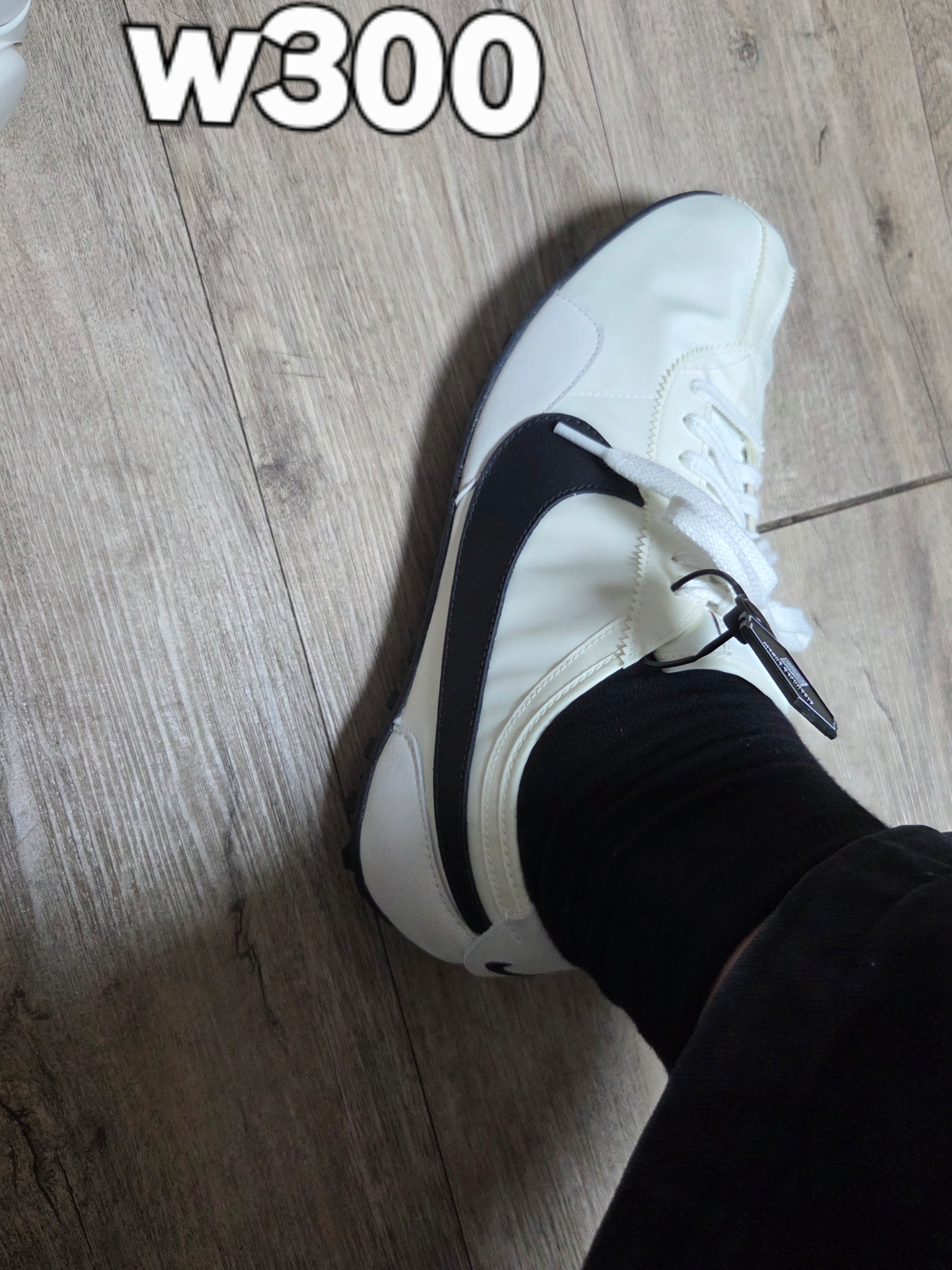(W) Nike Moon Shoe Soft Pearl and Black 착용 스타일 - 3