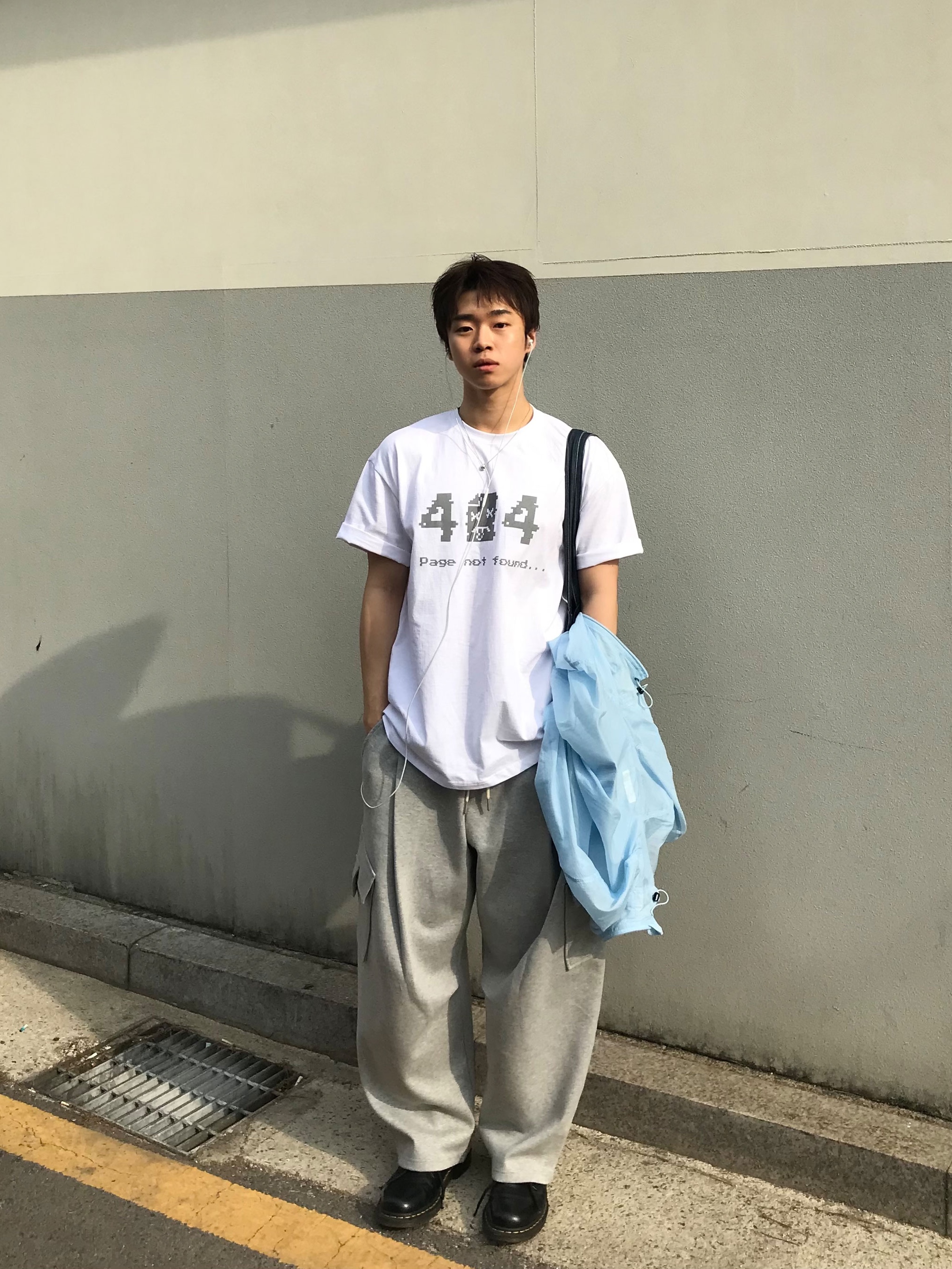 A.P.C. Daniela Shopping Bag Indigo, Dr. Martens 1461 Nappa Black 착용 스타일 - 4