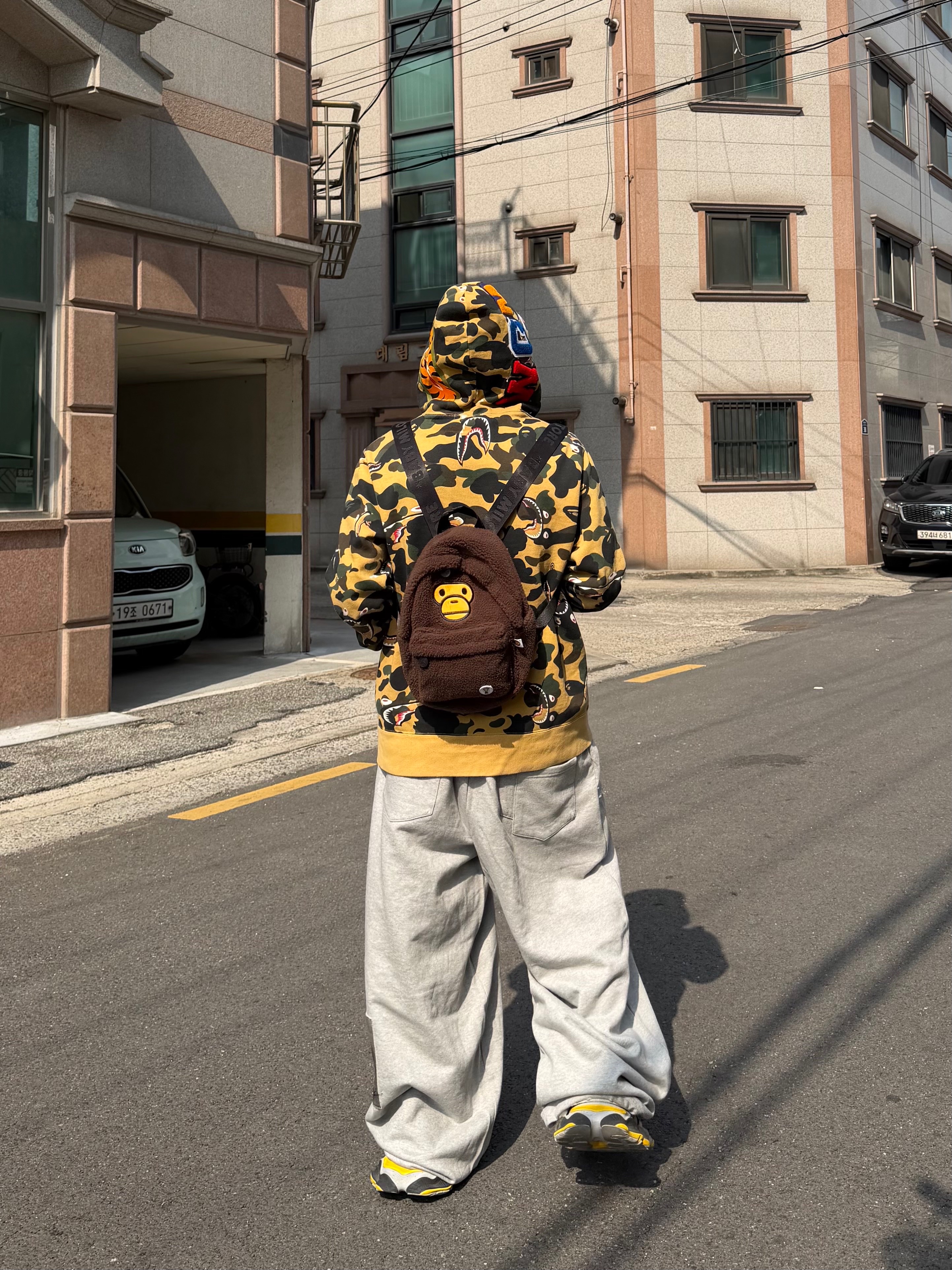 Balenciaga Cargo Sneakers Grey Black Yellow, BAPE 1st Camo Shark Full Zip Hoodie Yellow 착용 스타일 - 5