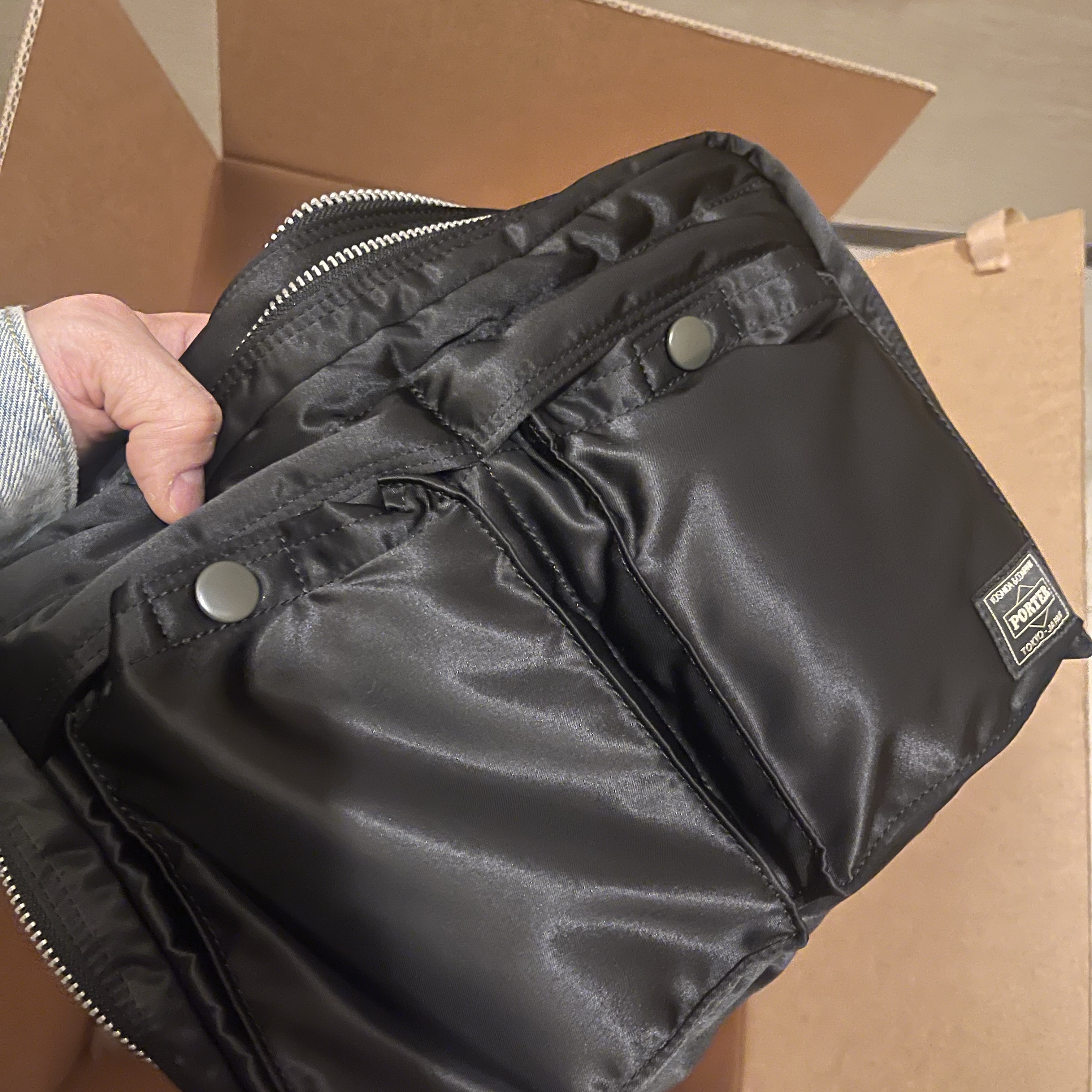 Porter All New Tanker Sling Bag Zip L Black 착용 스타일 - 2