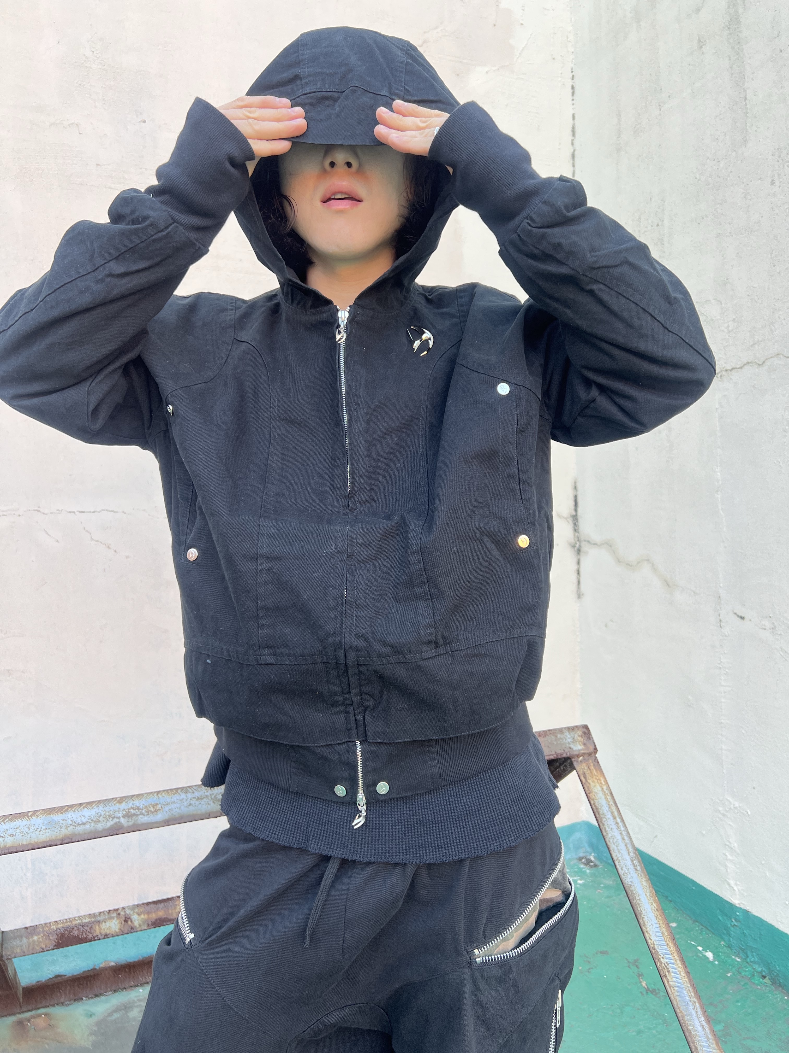 [KREAM 단독] ROARINGRAD Zipper Sagging Pants Nylon Ver. Black, Our Legacy Ladon Brass Keychain Matte Nickel 착용 스타일 - 1