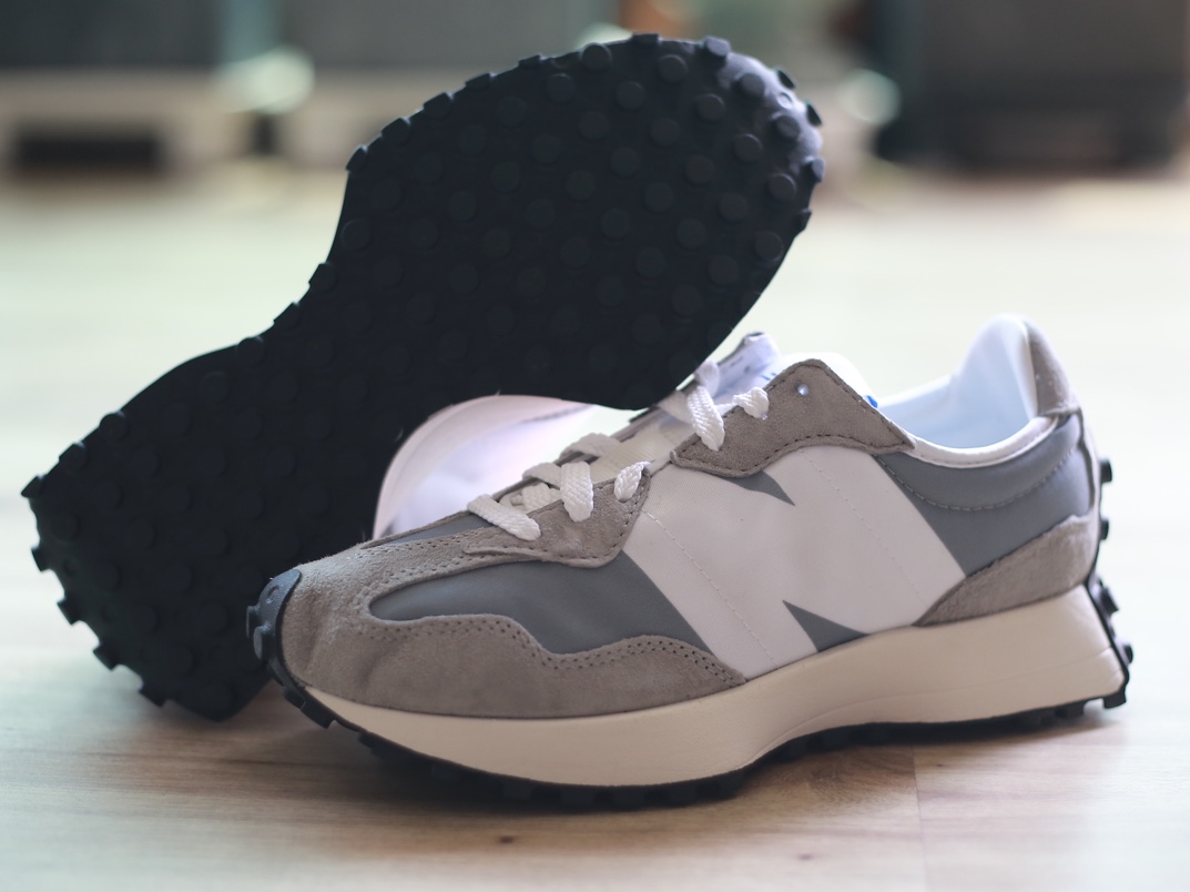 New Balance 327 Grey 착용 스타일