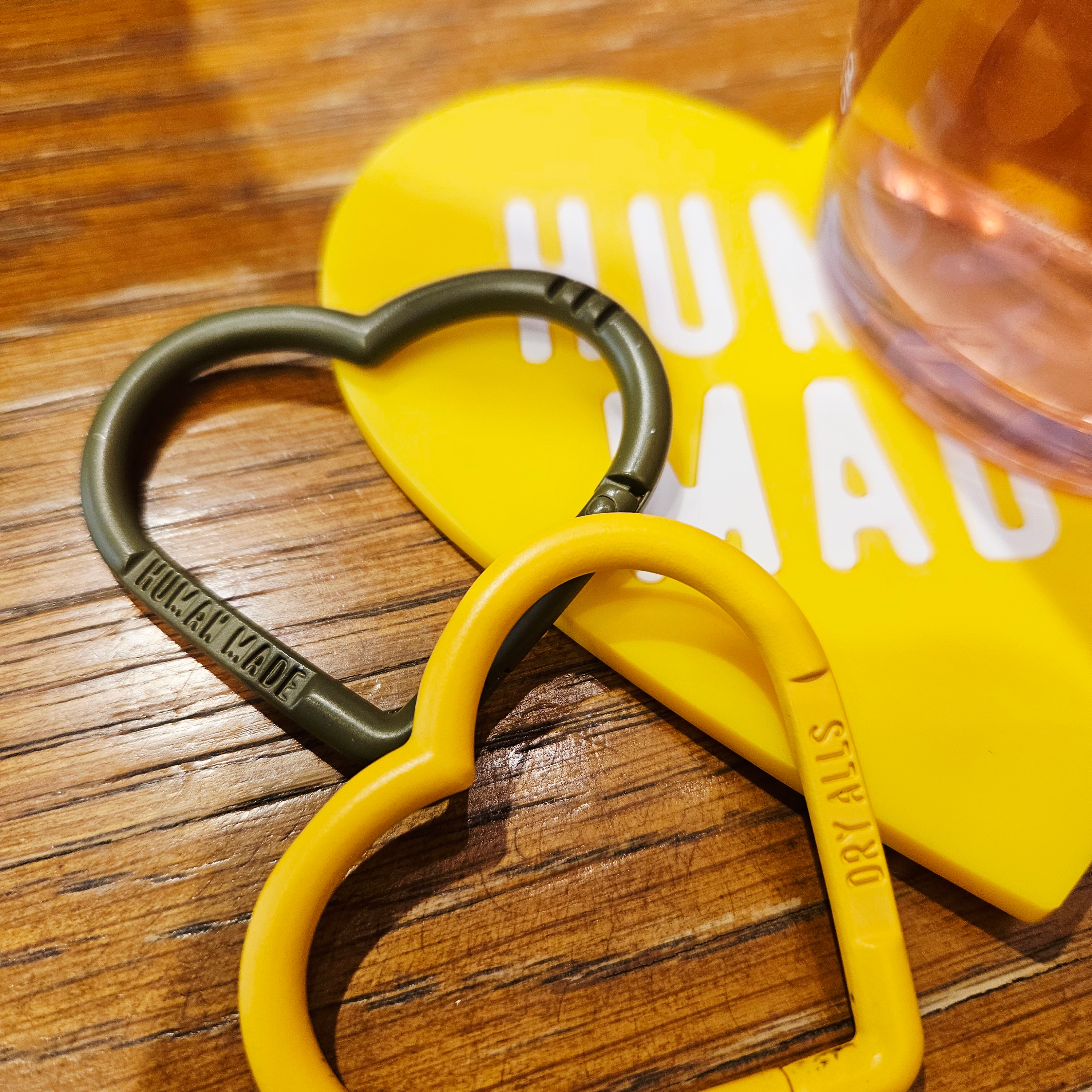 Human Made Heart Carabiner Olive Drab, Human Made Heart Carabiner Yellow 착용 스타일 - 1