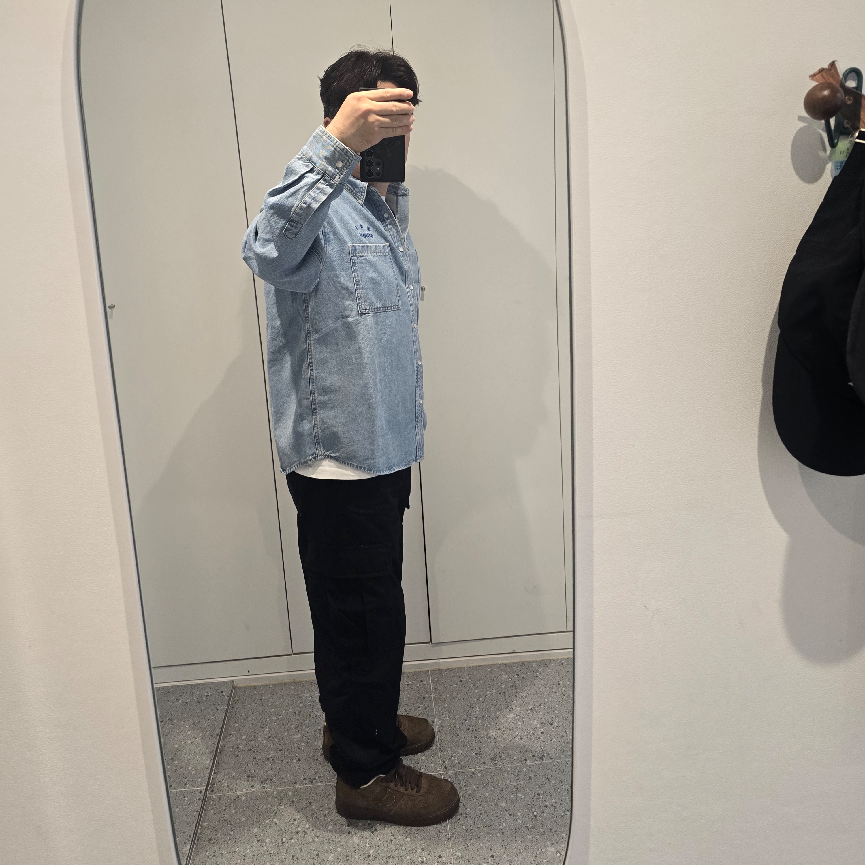 IAB Studio Denim Shirt Blue, Punch Drunk Parties Hurt Logo Narrow Tee White 착용 스타일 - 3