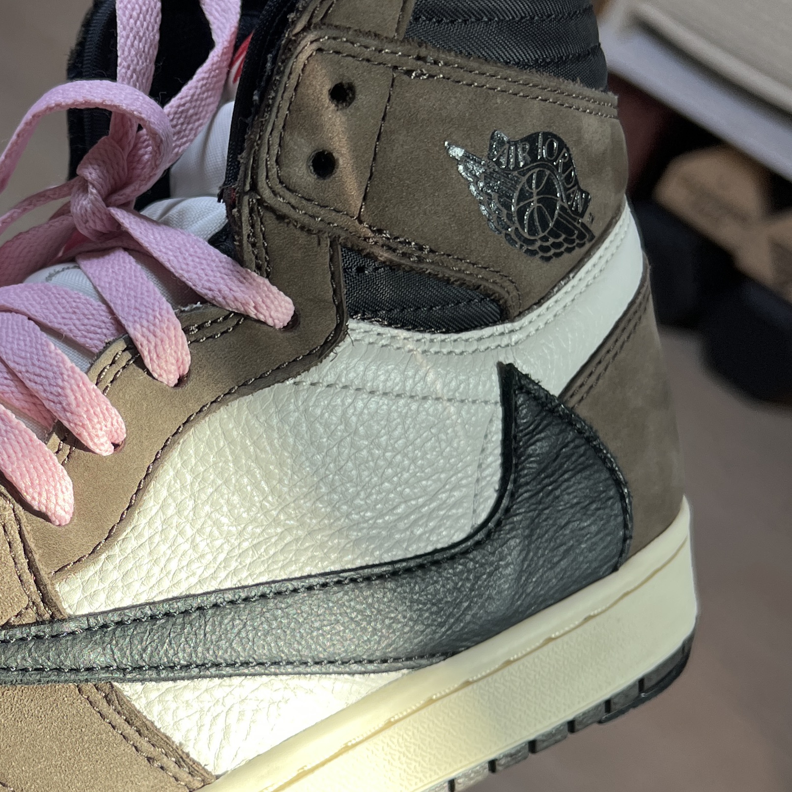 Jordan 1 x Travis Scott Retro High OG SP Mocha 착용 스타일 - 1