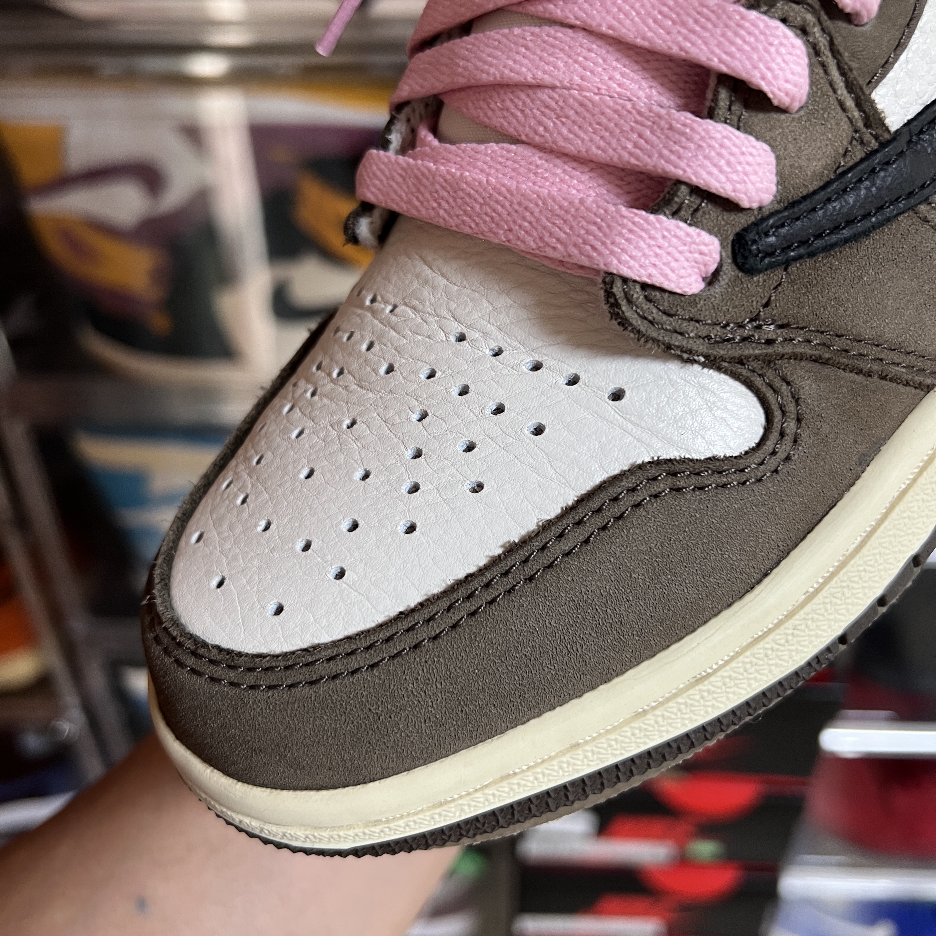 Jordan 1 x Travis Scott Retro High OG SP Mocha 착용 스타일 - 4