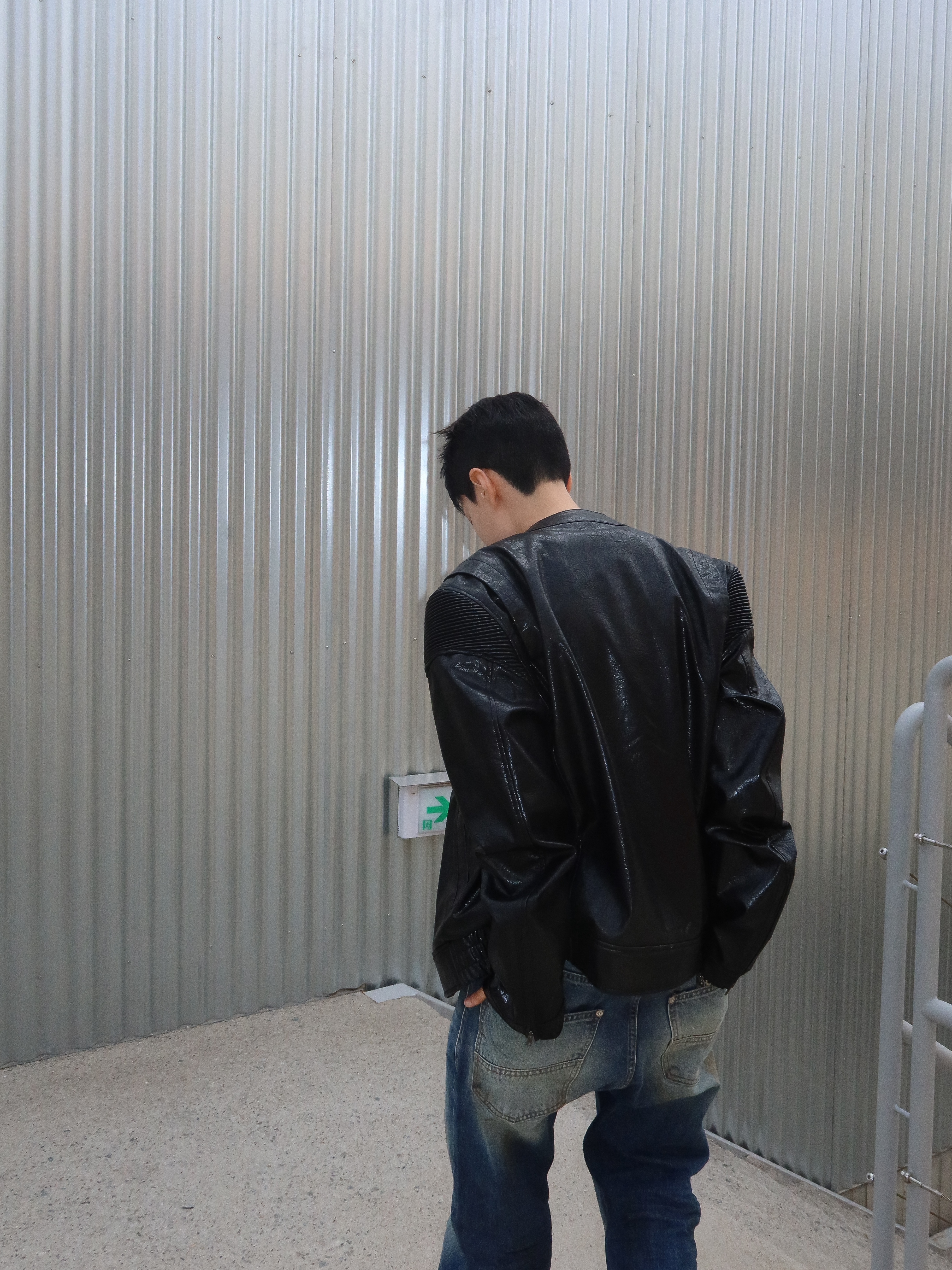 Farfromwhat Far Faux Cracked Texture Leather Jacket, Farfromwhat Far Aged Flare Jeans 착용 스타일 - 8