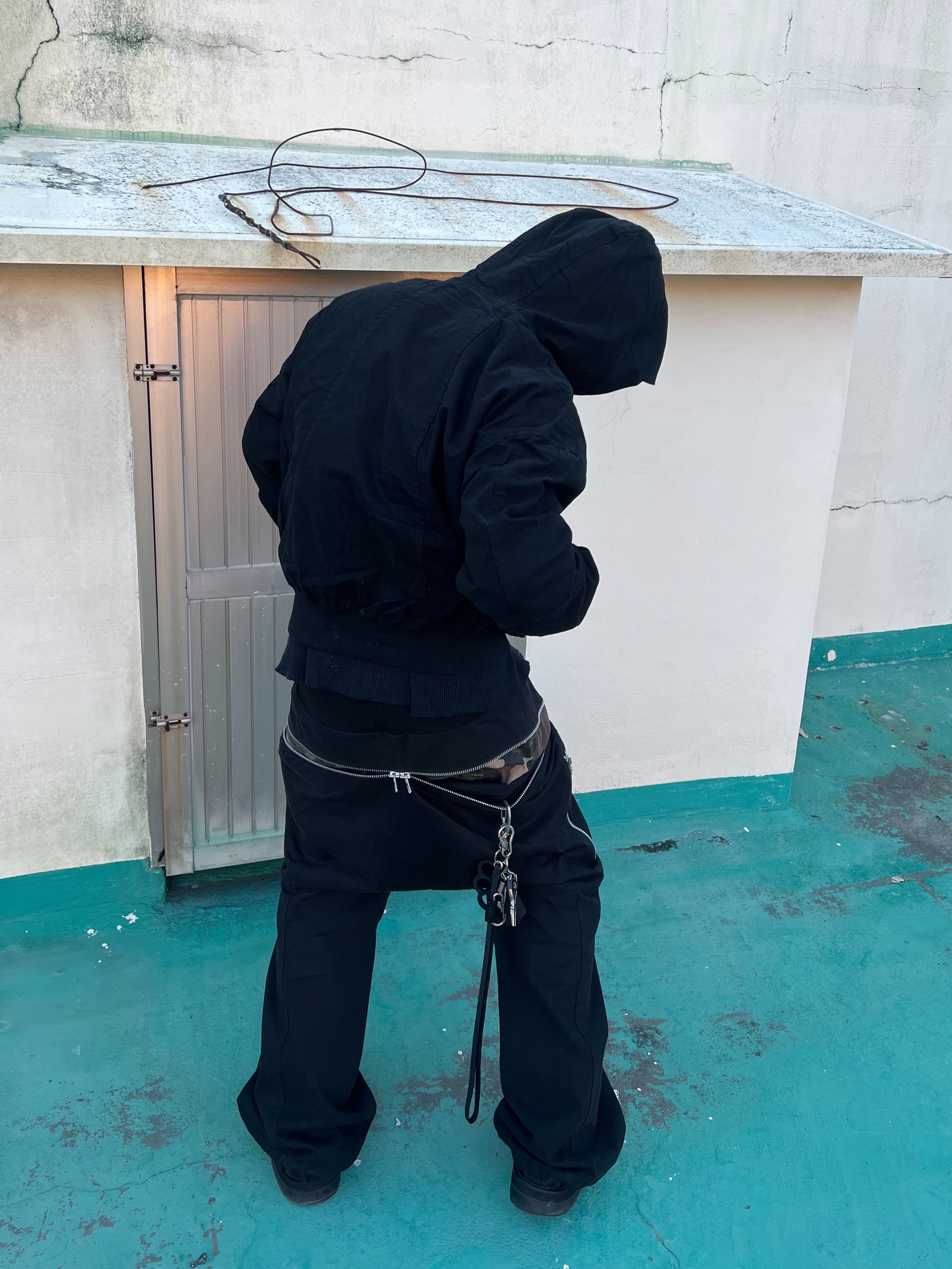 [KREAM 단독] ROARINGRAD Zipper Sagging Pants Nylon Ver. Black, Our Legacy Ladon Brass Keychain Matte Nickel 착용 스타일 - 8