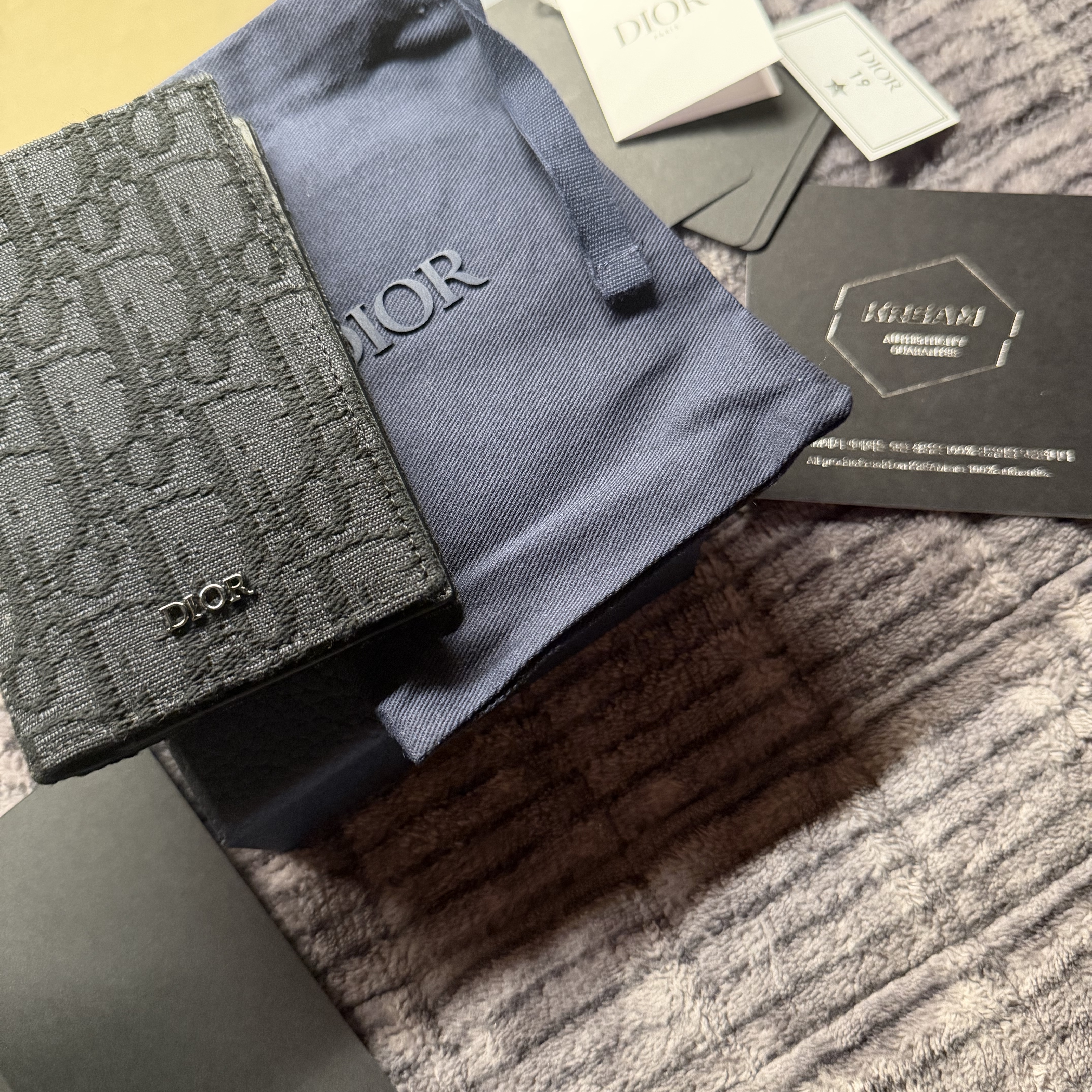 Dior Bi-Fold Card Holder Black Dior Oblique Jacquard 착용 스타일