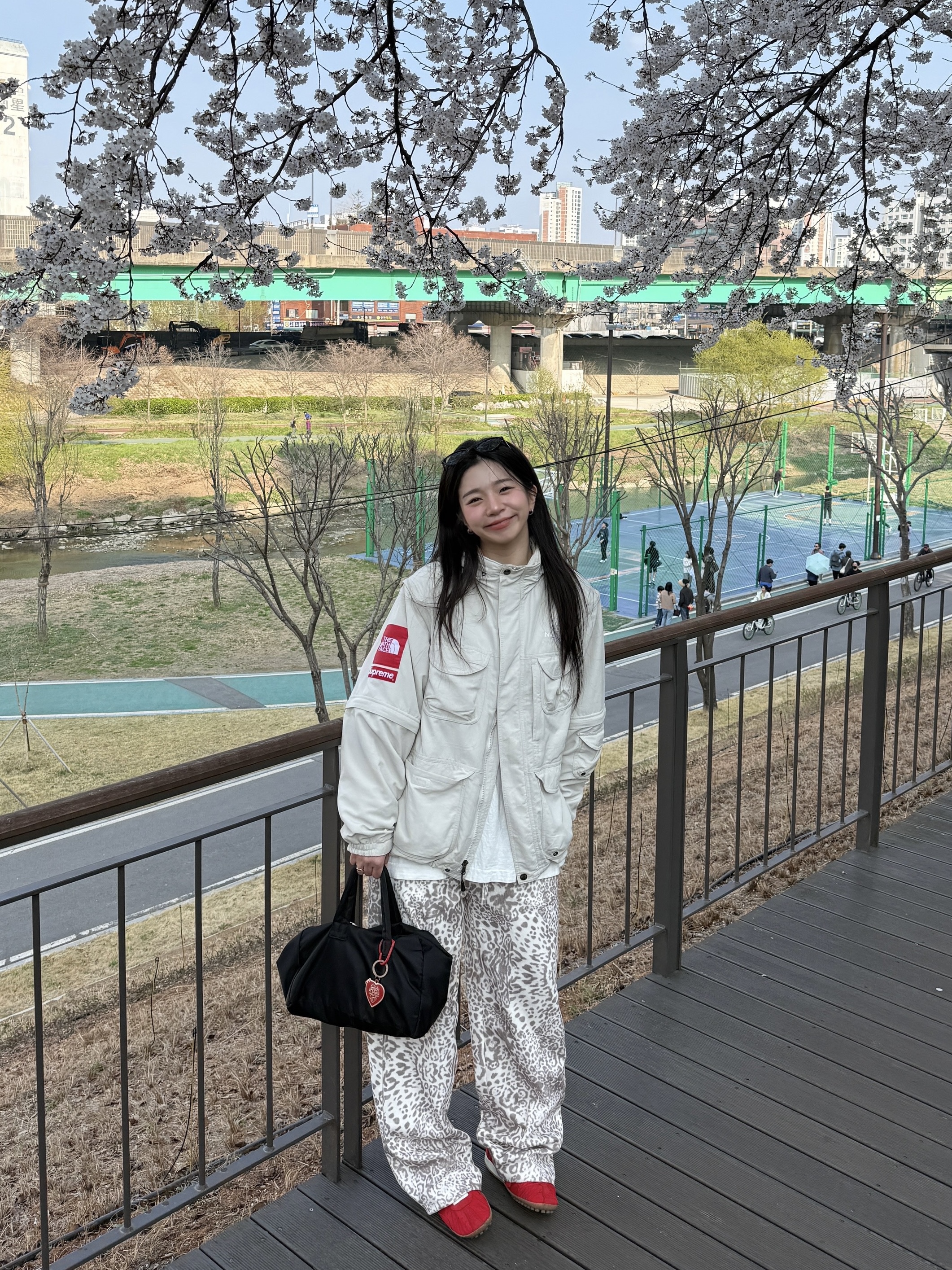Nike x Jacquemus Moon Shoe SP University Red and Bicycle Yellow, Comme des Garcons Nylon Zipper Tote Bag Black 착용 스타일 - 1