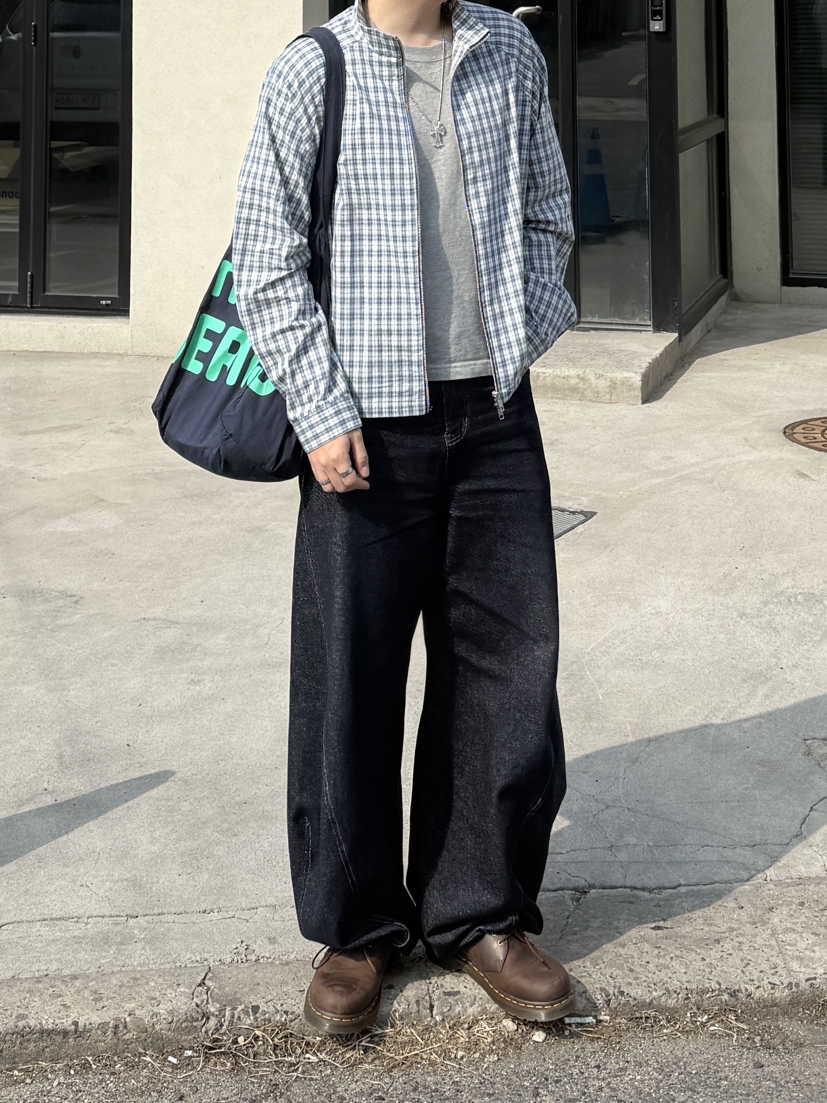 Dr. Martens 1461 Crazy Horse Dark Brown, [더블적립] sunlovetour SSS Cotton Tote Navy 착용 스타일 - 3