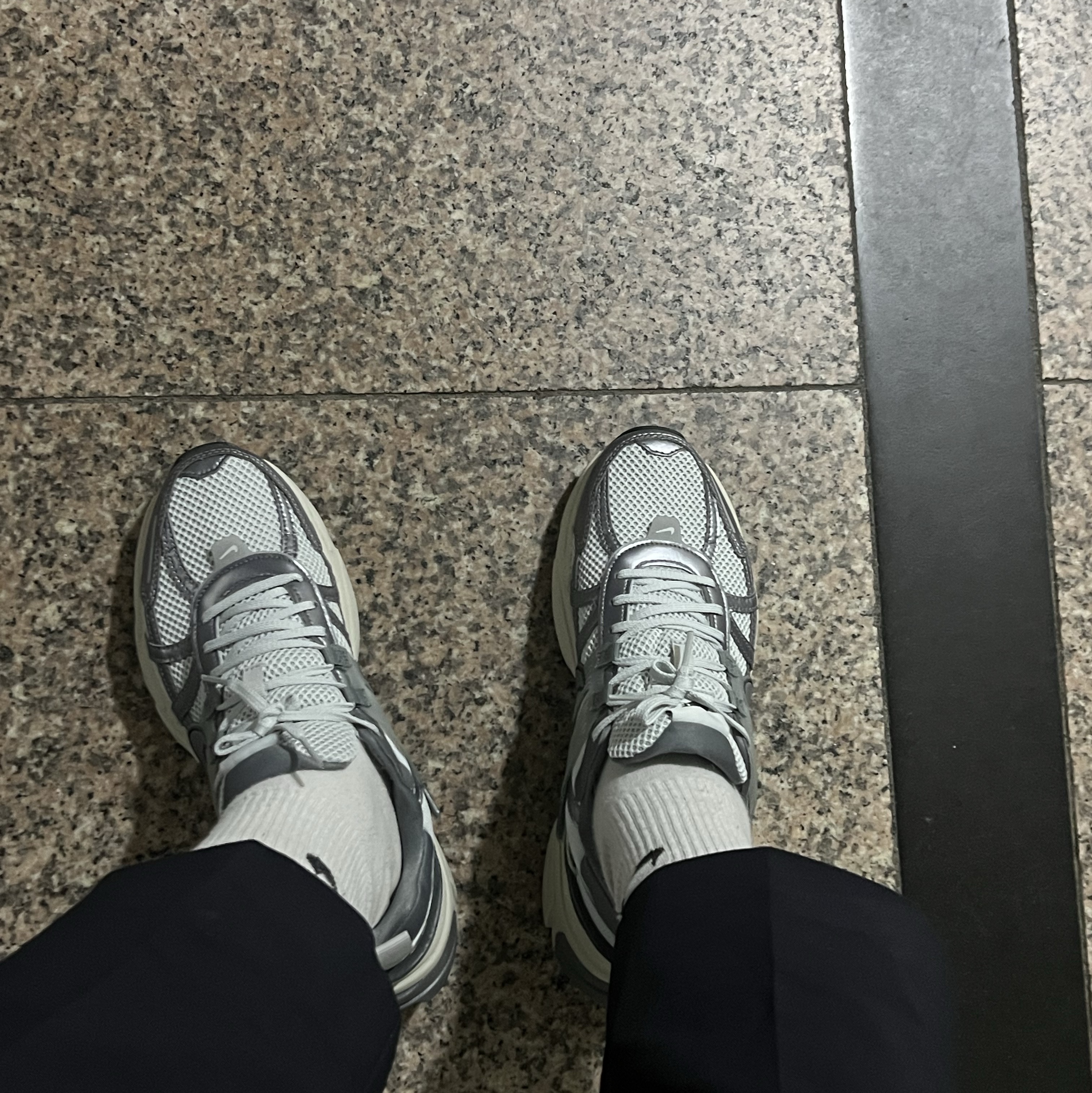 Nike V2K Run Pure Platinum Wolf Grey 착용 스타일