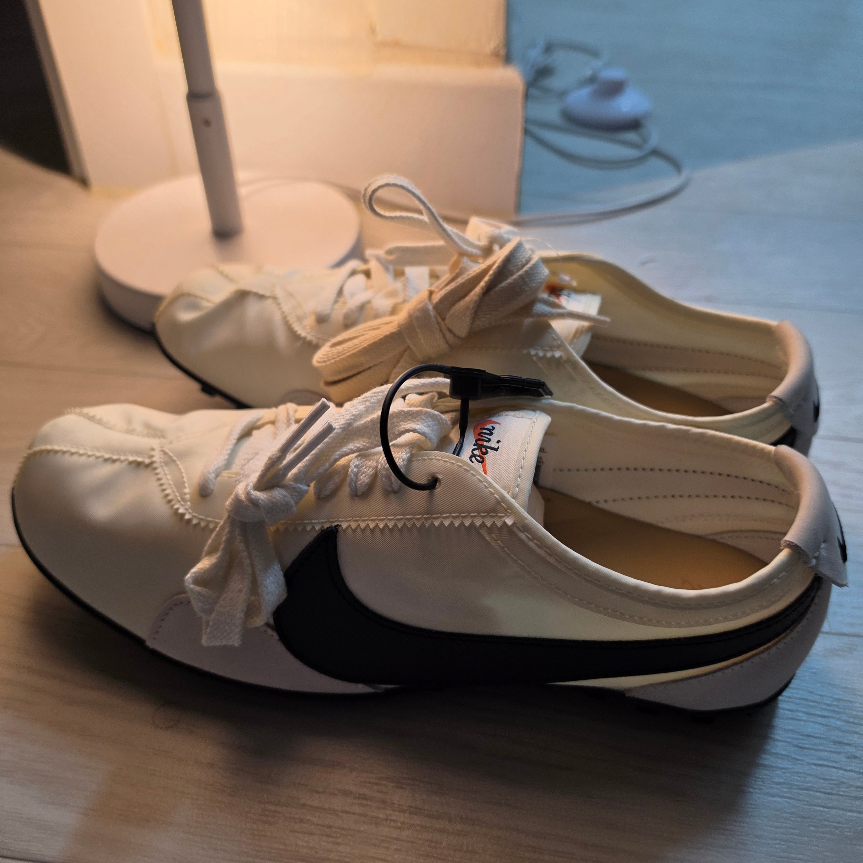 (W) Nike Moon Shoe Soft Pearl and Black 착용 스타일 - 3