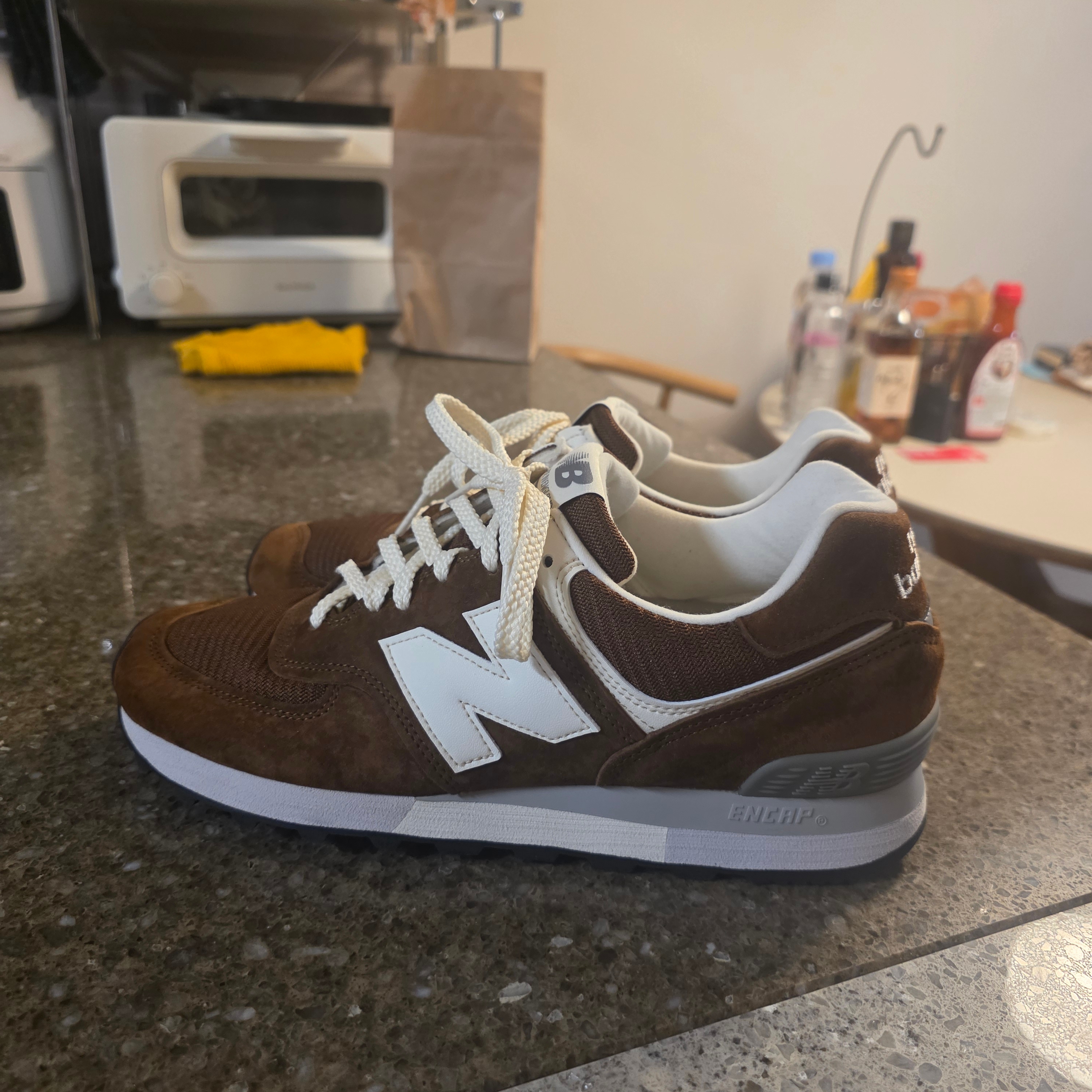 New Balance 576 Made in UK Monks Robe Coconut Milk 착용 스타일 - 3