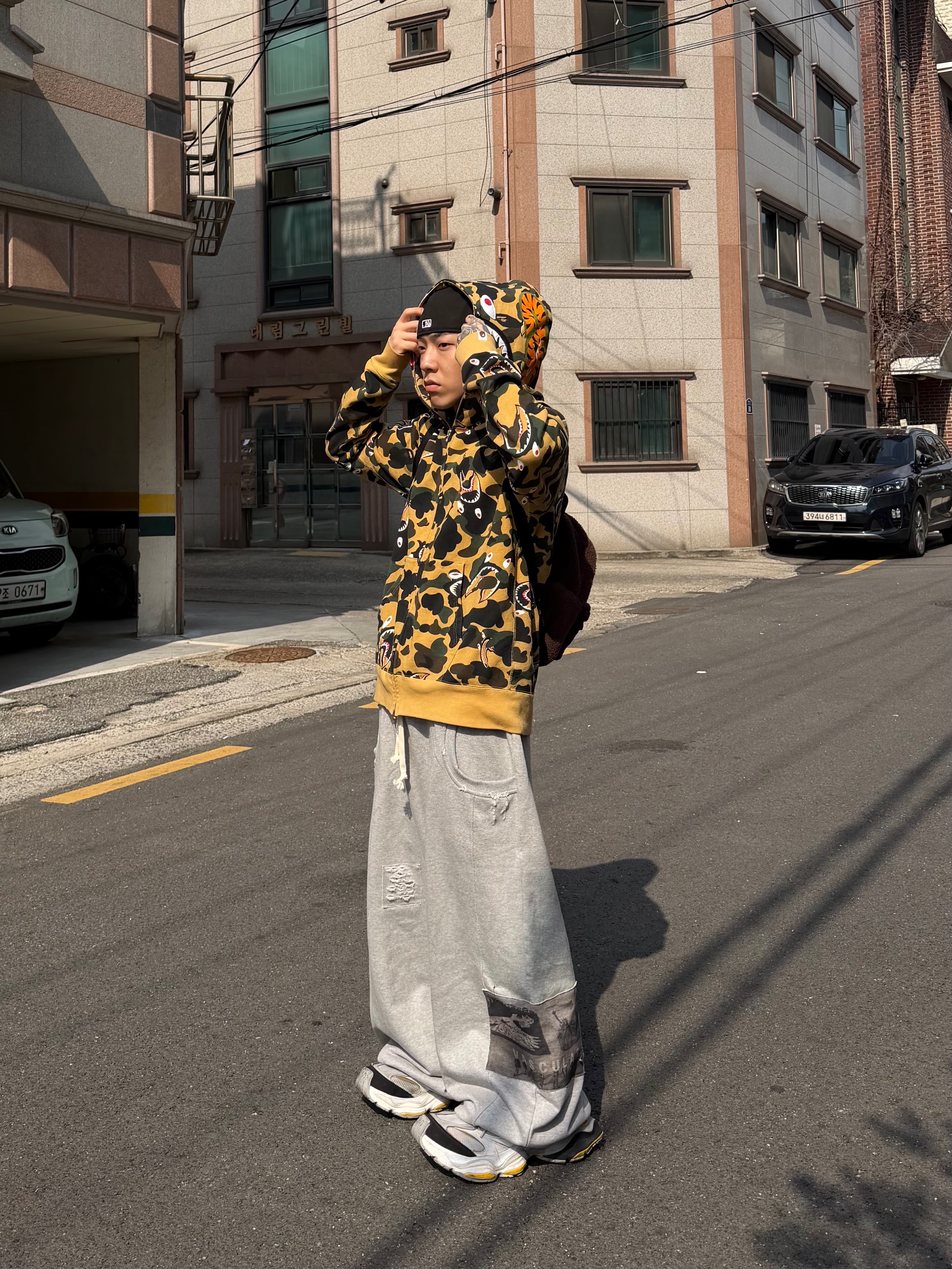 Balenciaga Cargo Sneakers Grey Black Yellow, BAPE 1st Camo Shark Full Zip Hoodie Yellow 착용 스타일 - 4