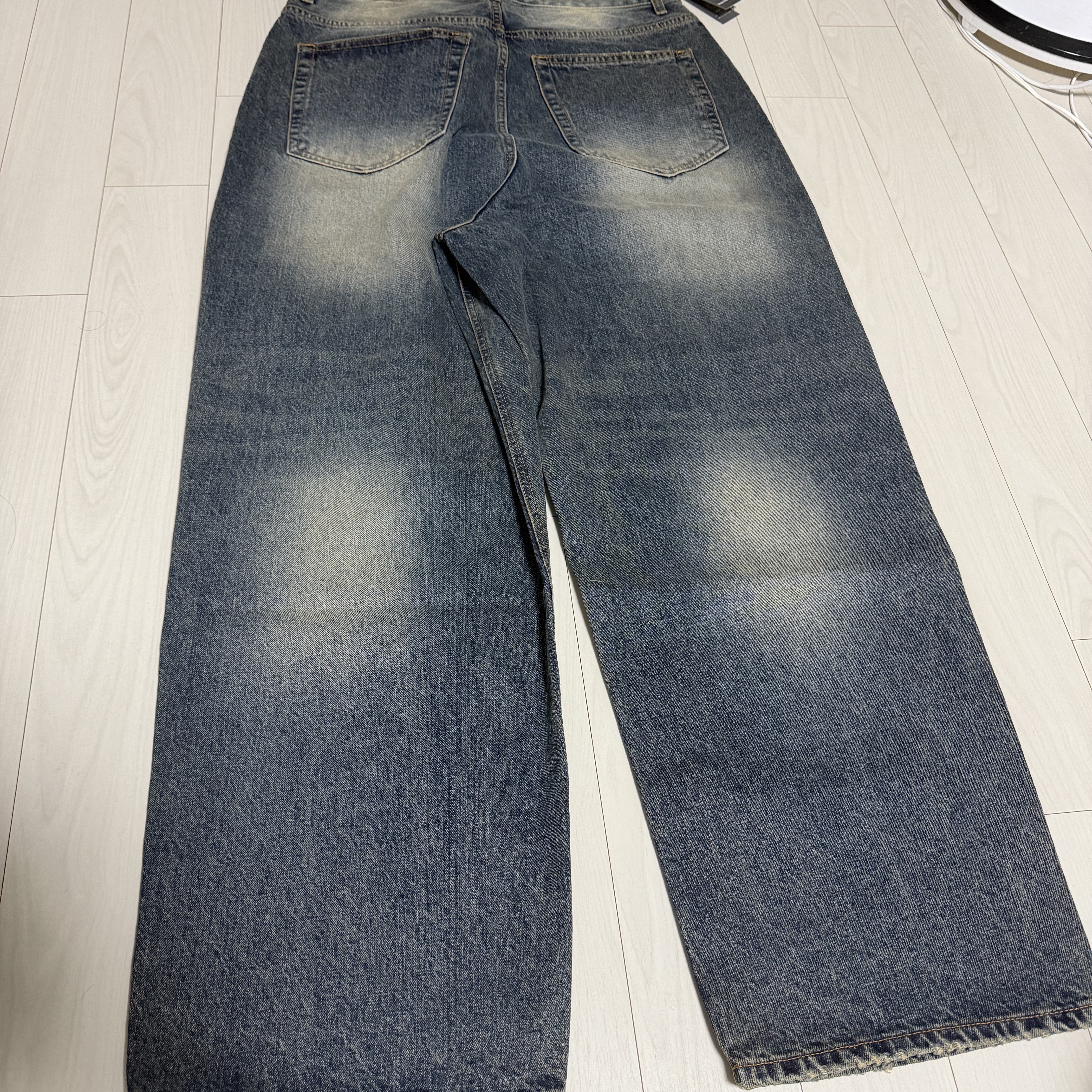 Undermycar Mu.26 Anti Fxxking Logo Play Brush Washed Wide Jeans Oil Blue 착용 스타일 - 5
