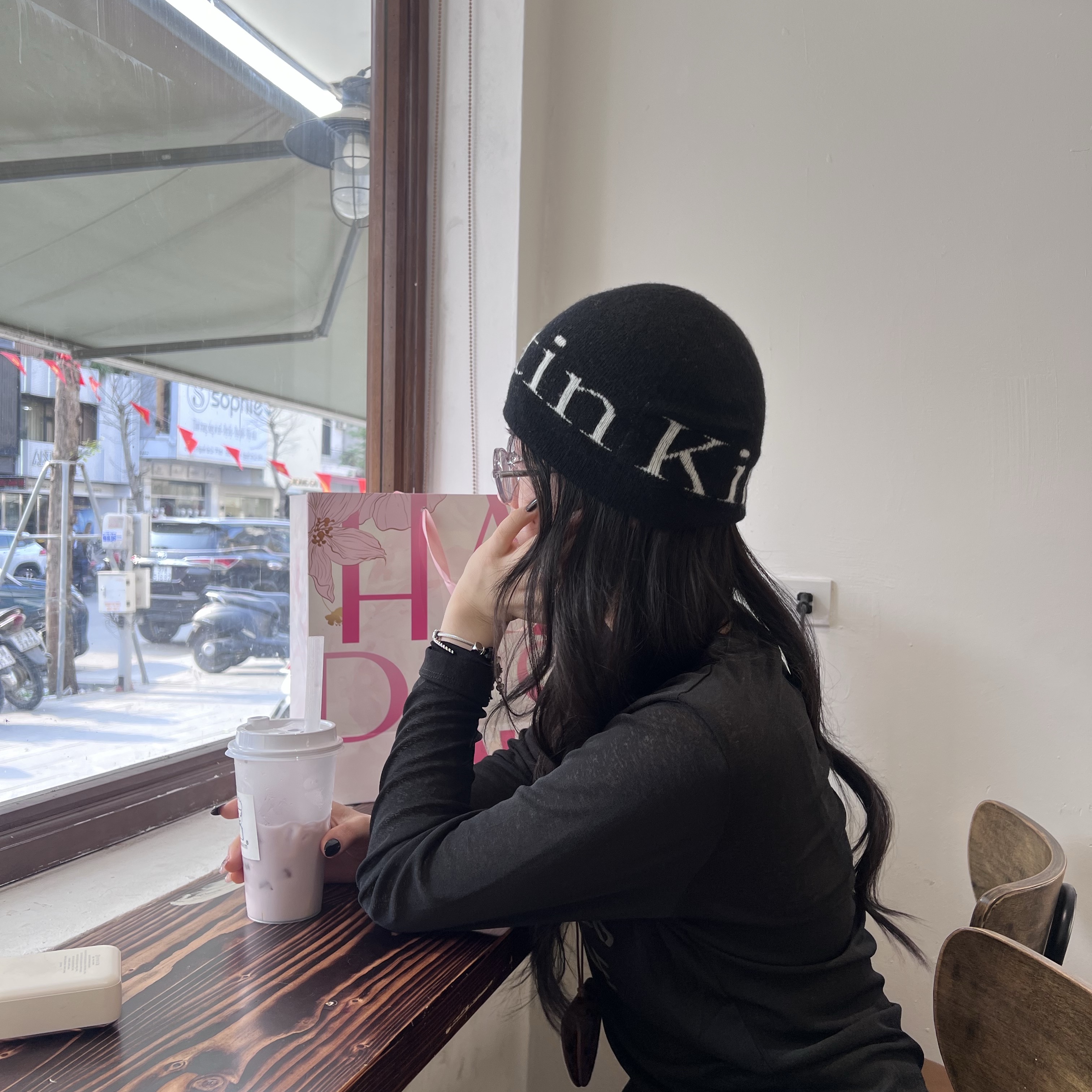 Matin Kim Logo Jacquard Short Beanie Black 착용 스타일 - 2