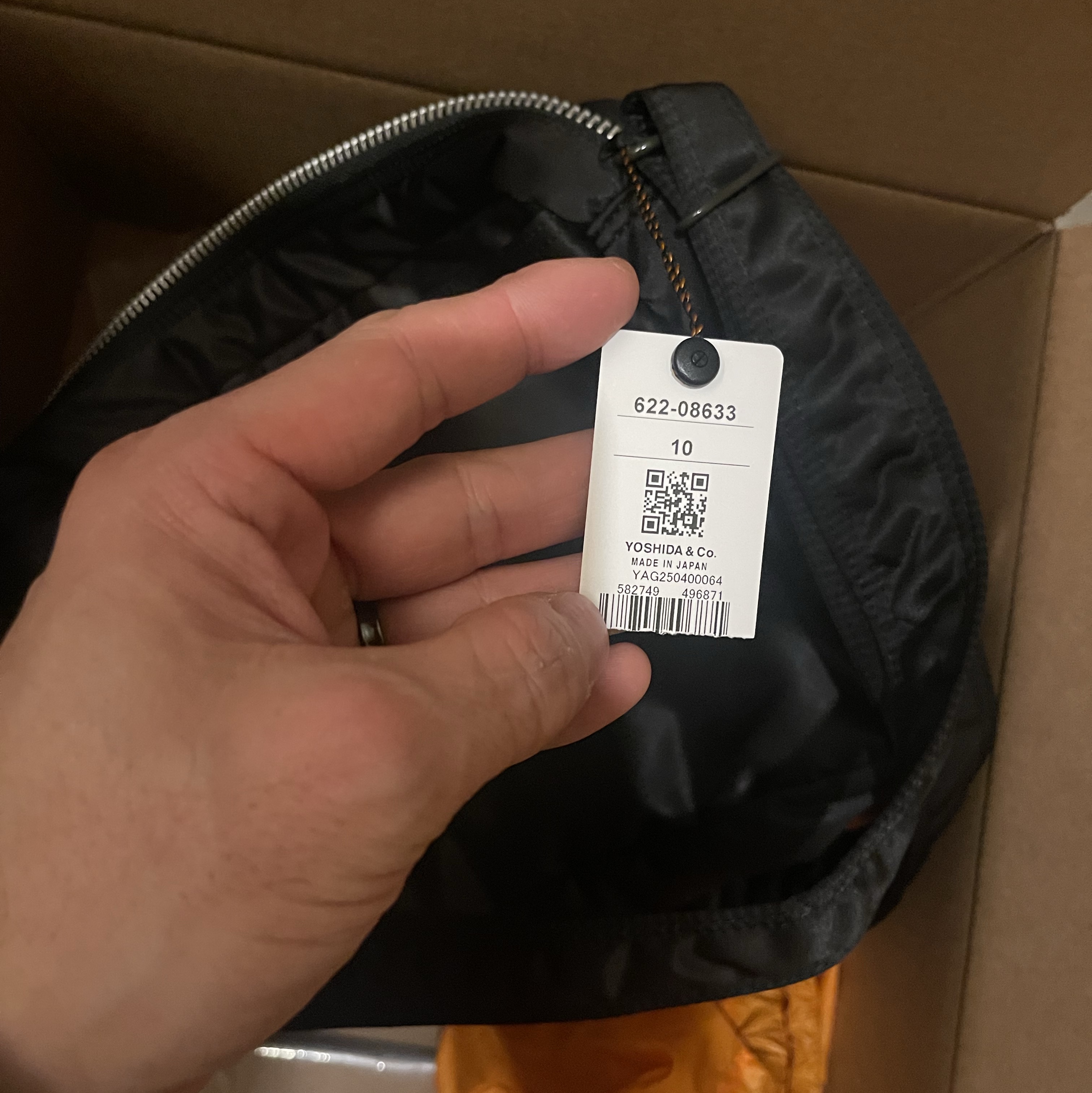 Porter All New Tanker Sling Bag Zip L Black 착용 스타일 - 4