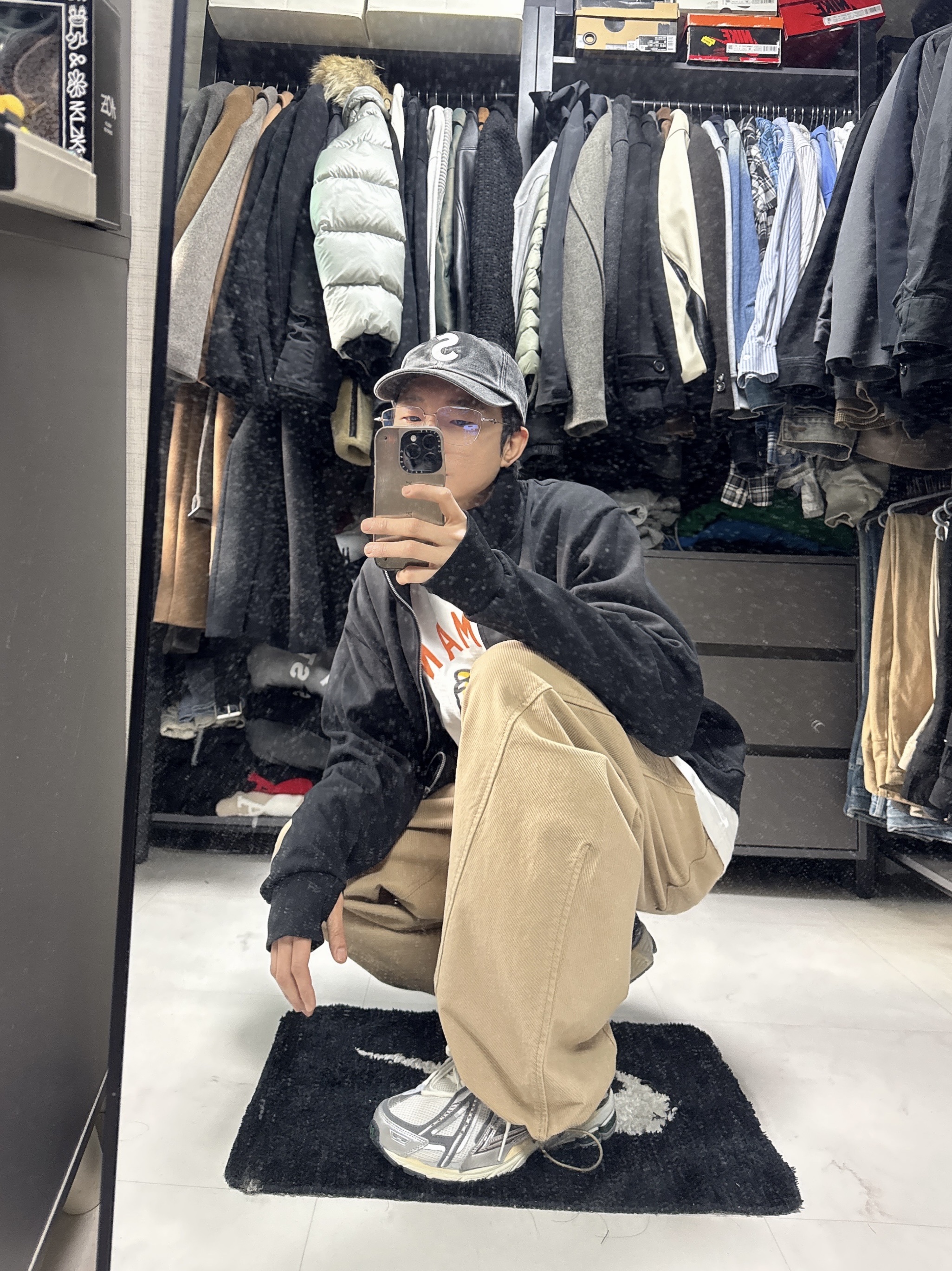 Supreme Pigment S Logo 6-Panel Black - 24FW, New Balance 1906A Silver Metallic Castlerock 착용 스타일 - 3
