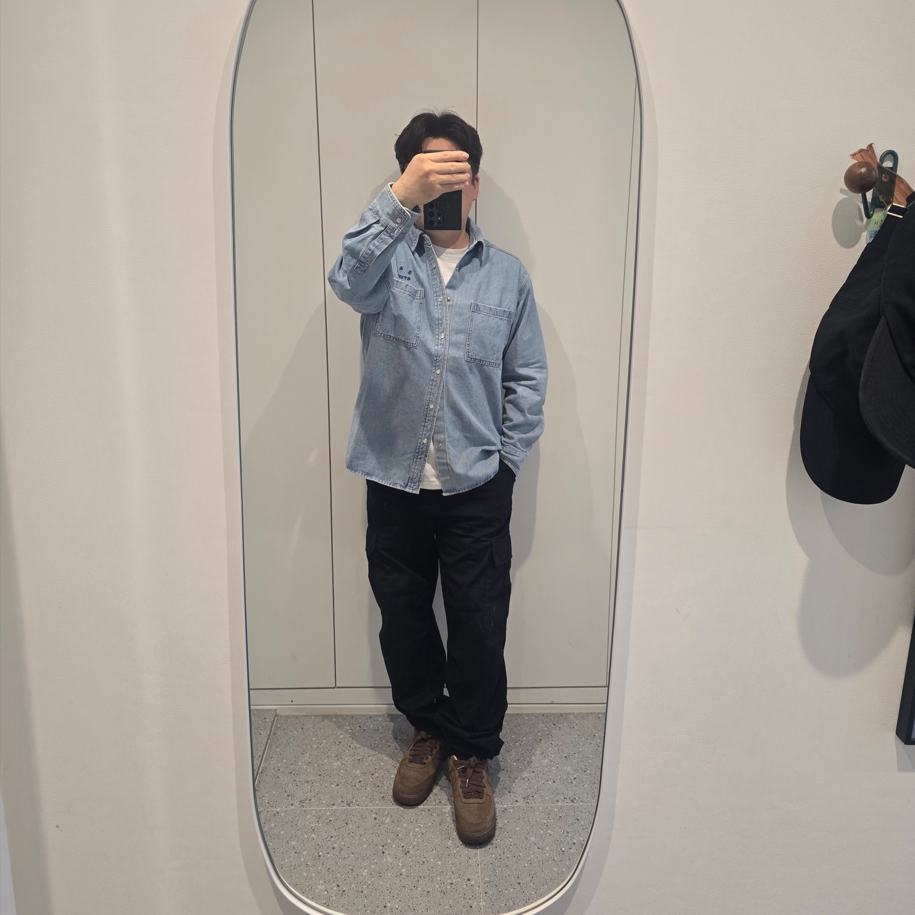 IAB Studio Denim Shirt Blue, Punch Drunk Parties Hurt Logo Narrow Tee White 착용 스타일 - 2