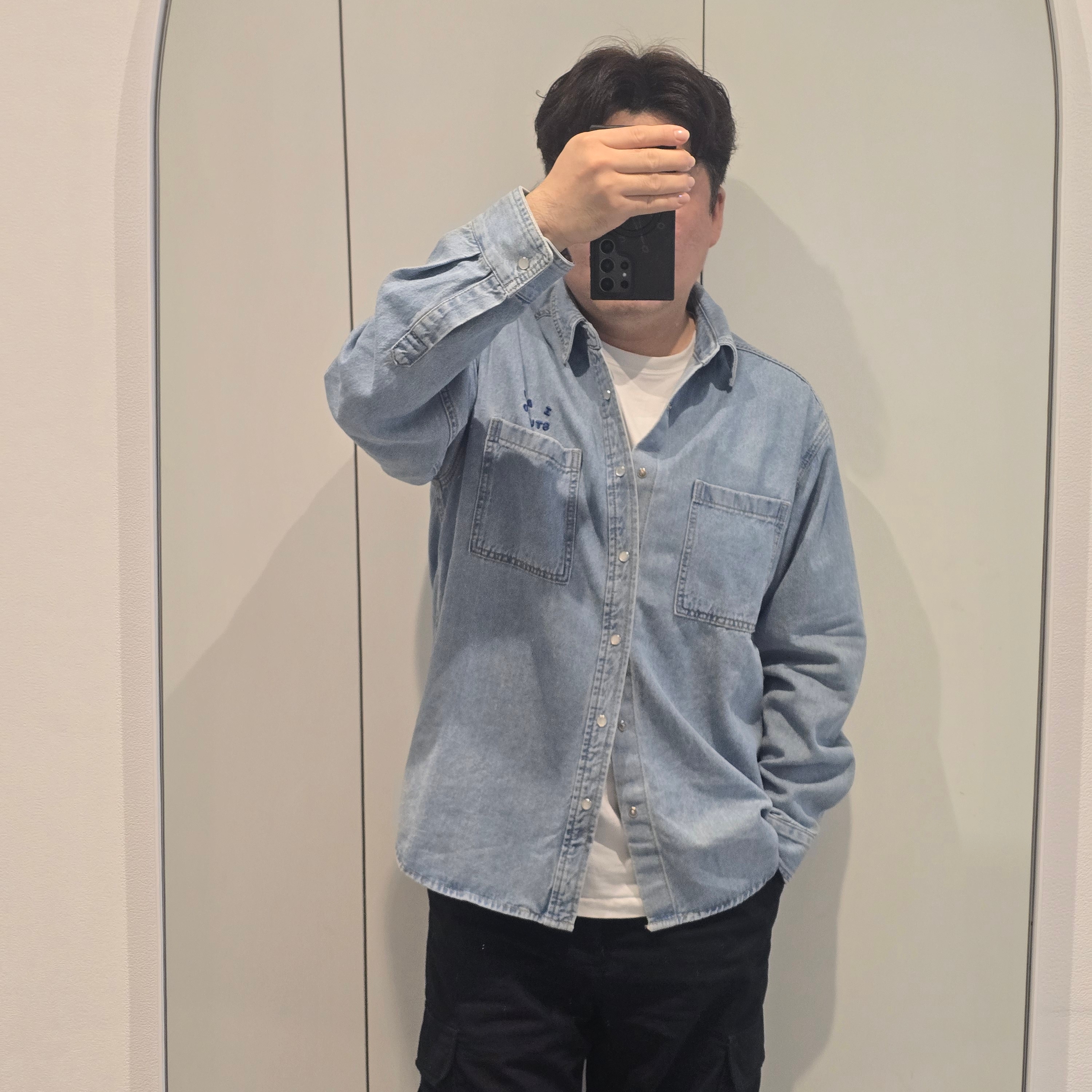 IAB Studio Denim Shirt Blue, Punch Drunk Parties Hurt Logo Narrow Tee White 착용 스타일 - 1