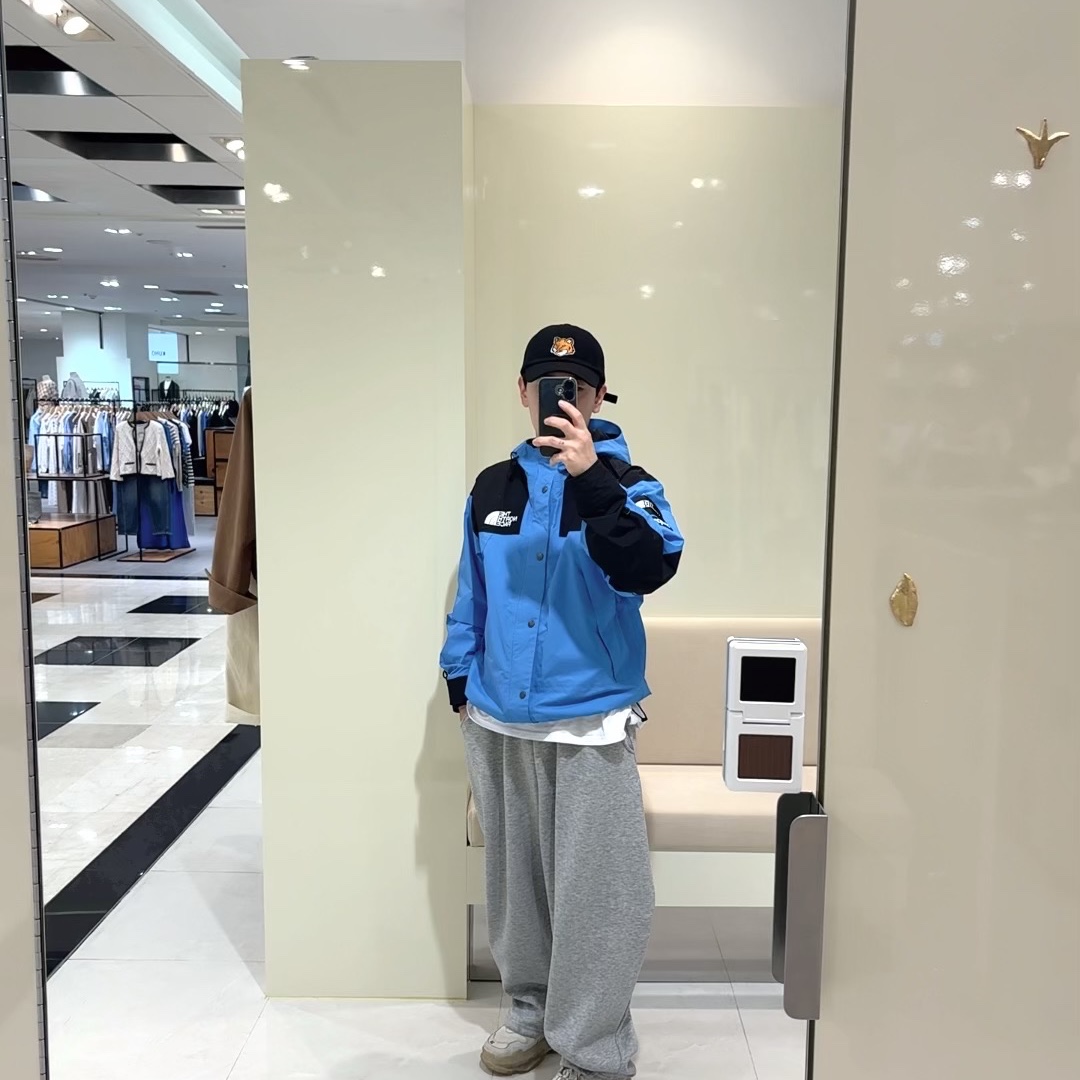 Supreme x The North Face Mountain Jacket Blue - 24FW, (W) Balenciaga Triple S Clear Sole White 2019 착용 스타일