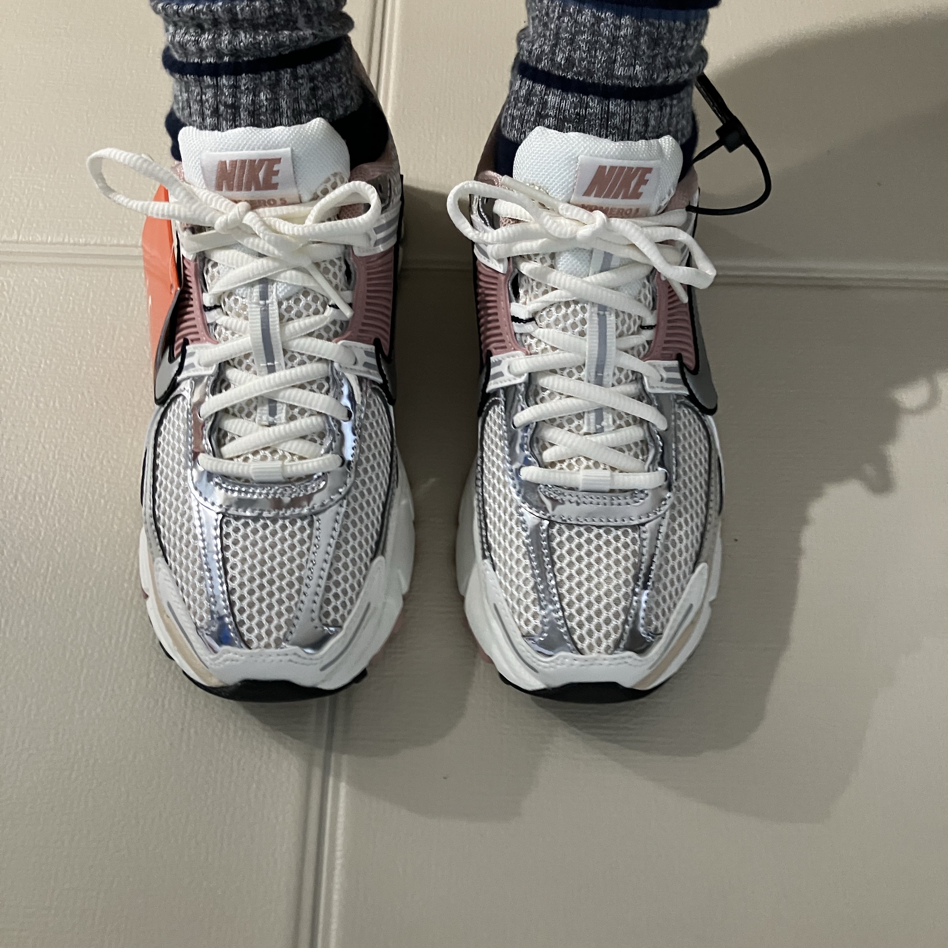 (W) Nike Zoom Vomero 5 Sail Particle Pink 착용 스타일 - 4