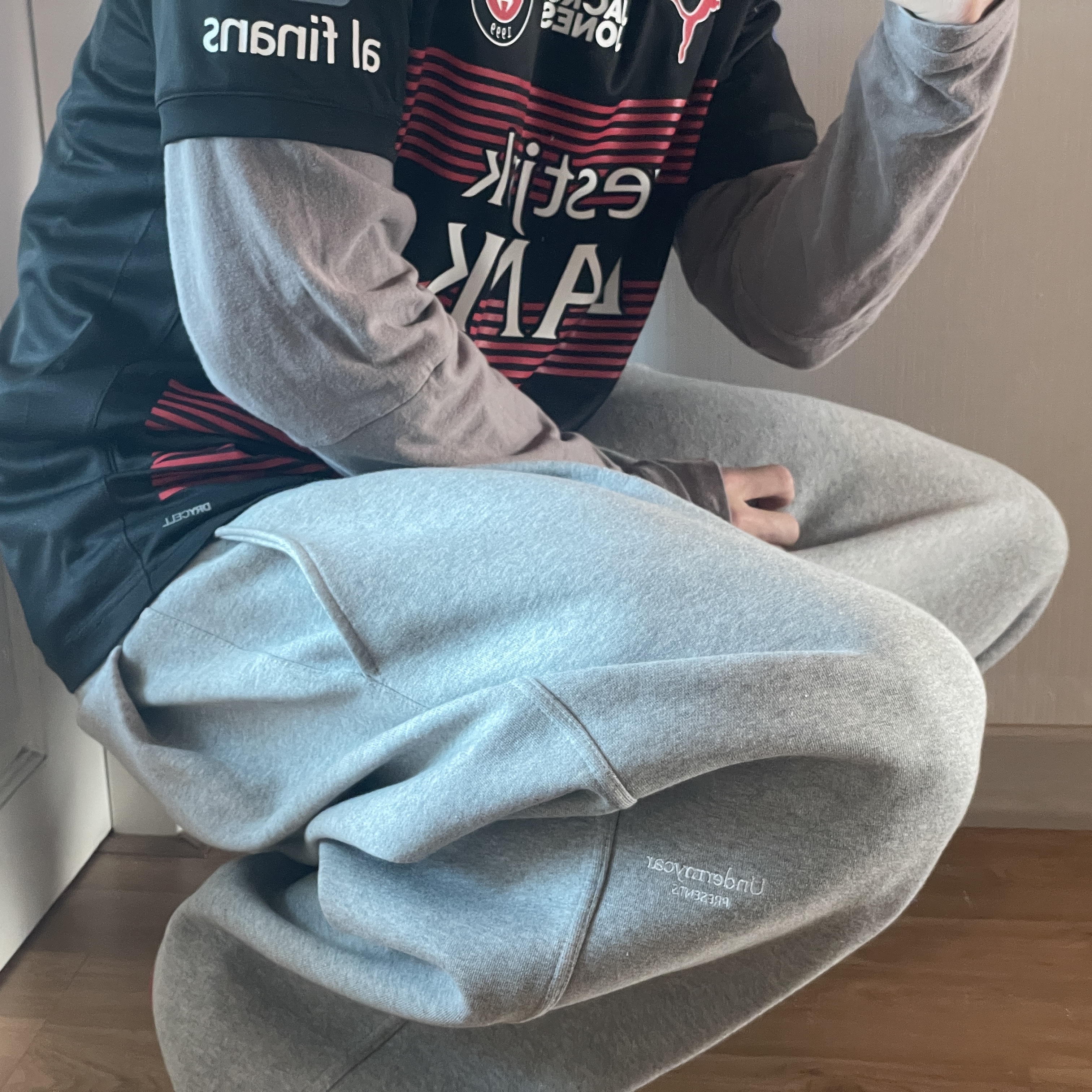 Asics x Kiko Kostadinov Novalis Gel-Teremoa Obsidian Black Dahlia, Undermycar Mu.03 Anti Fxxking Logo Play Oversized Sweat Jogger Melange Gray 착용 스타일 - 5