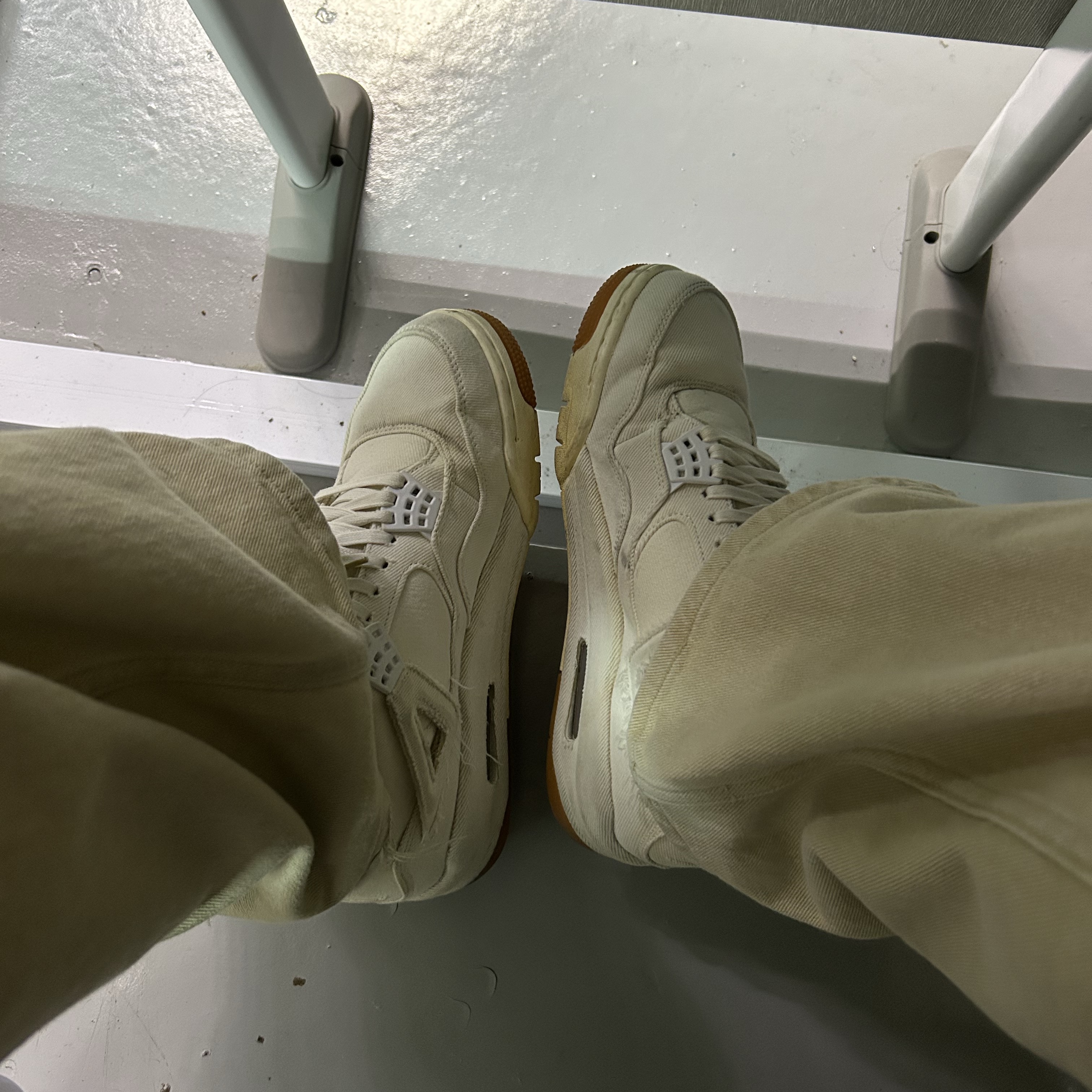 Jordan 4 x Levi's Retro White Denim (Levi's Tag) 착용 스타일