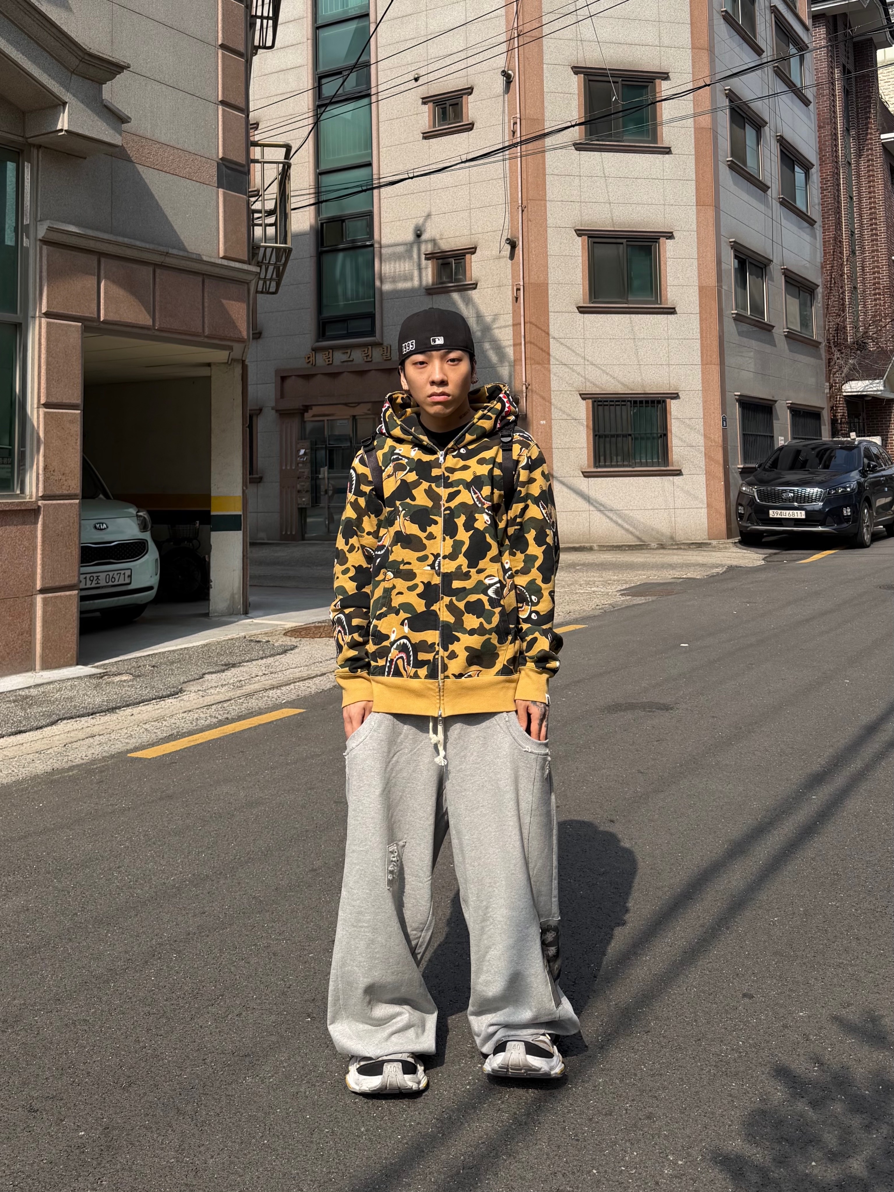 Balenciaga Cargo Sneakers Grey Black Yellow, BAPE 1st Camo Shark Full Zip Hoodie Yellow 착용 스타일 - 6