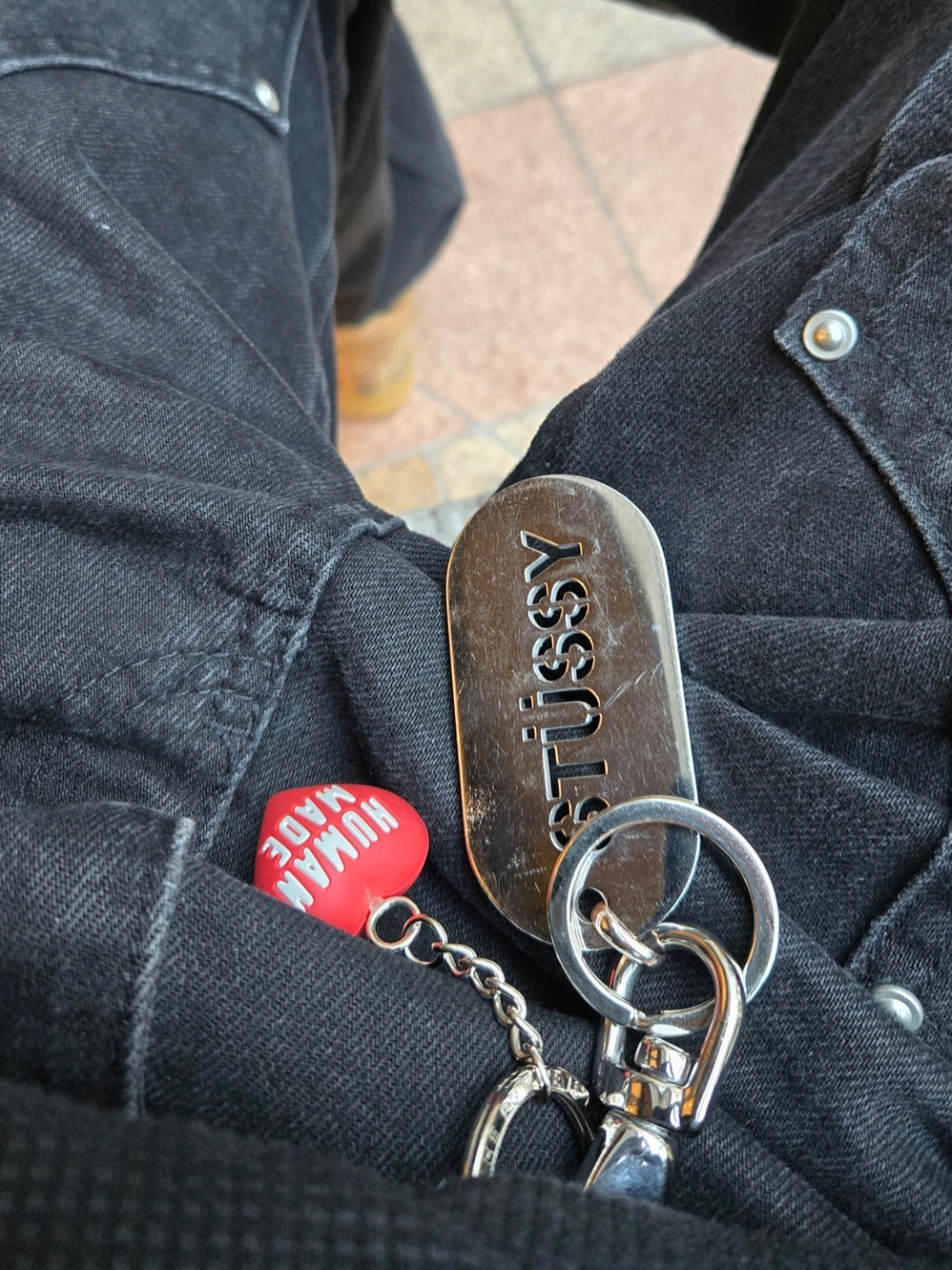 Stussy Metal Tag Keychain Silver, Human Made Heart Rubber Key Chain Red 착용 스타일