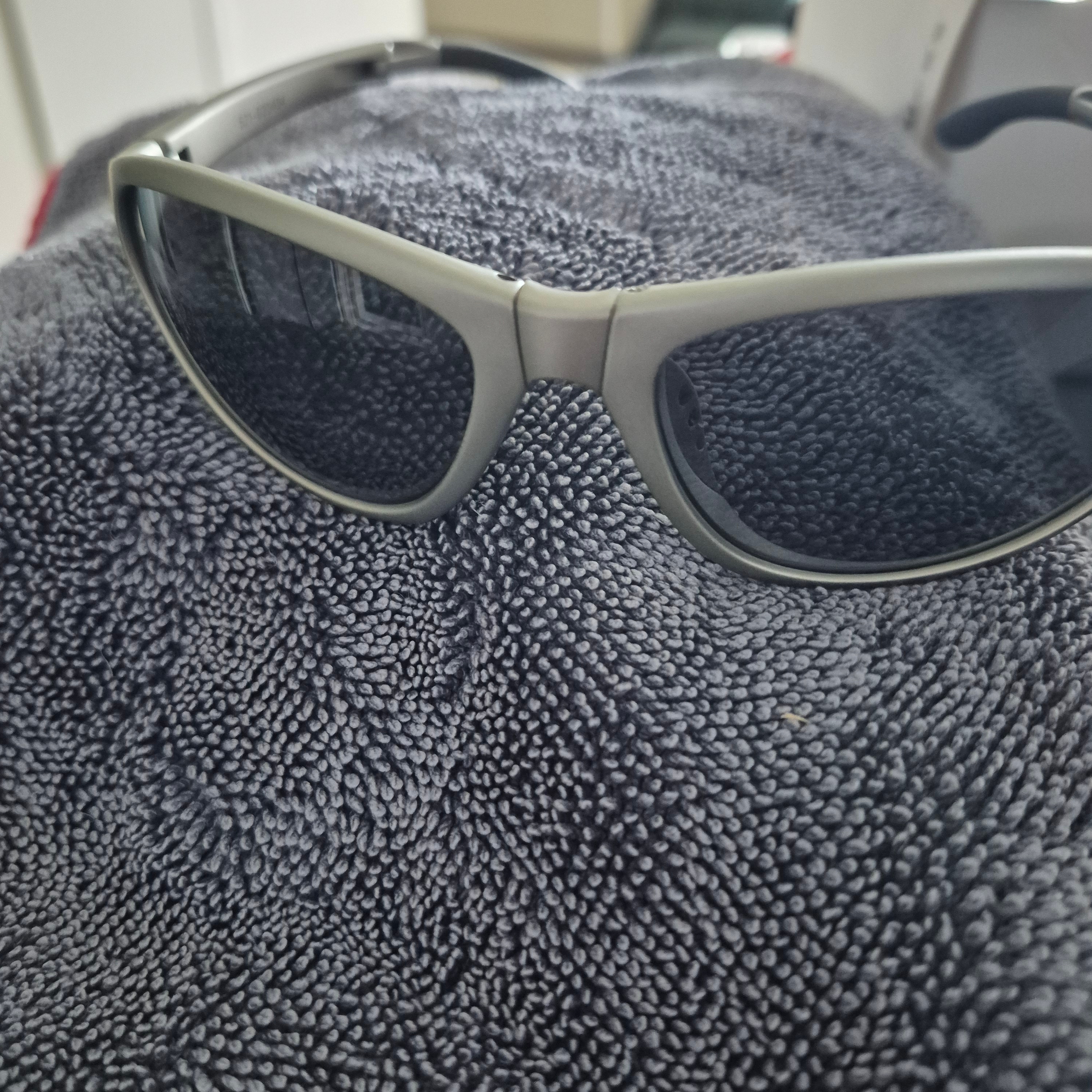 Montbell Trekking Glasses Silver Metallic Light Gray  - 26SS 착용 스타일