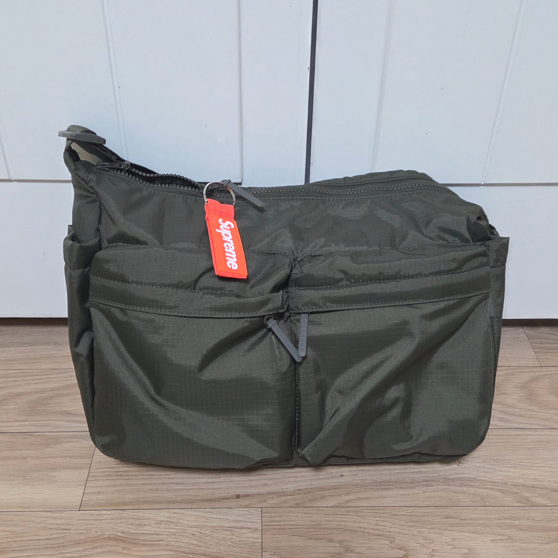 Supreme Ripstop Keychain Orange - 24SS, Uniqlo Multi Pocket Shoulder Bag Olive 착용 스타일
