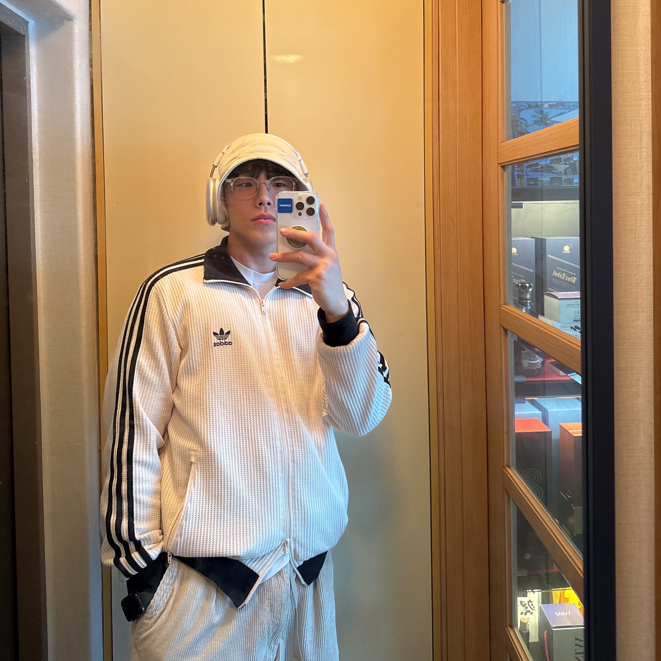 Adidas Waffle Beckenbauer Track Top Wonder White - KR Sizing, Apple AirPods Max Lightning Silver (Korean Ver.) 착용 스타일 - 2