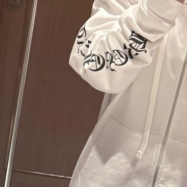 Chrome Hearts Scroll Logo Fleece Zip-Up Hoodie White 착용 스타일