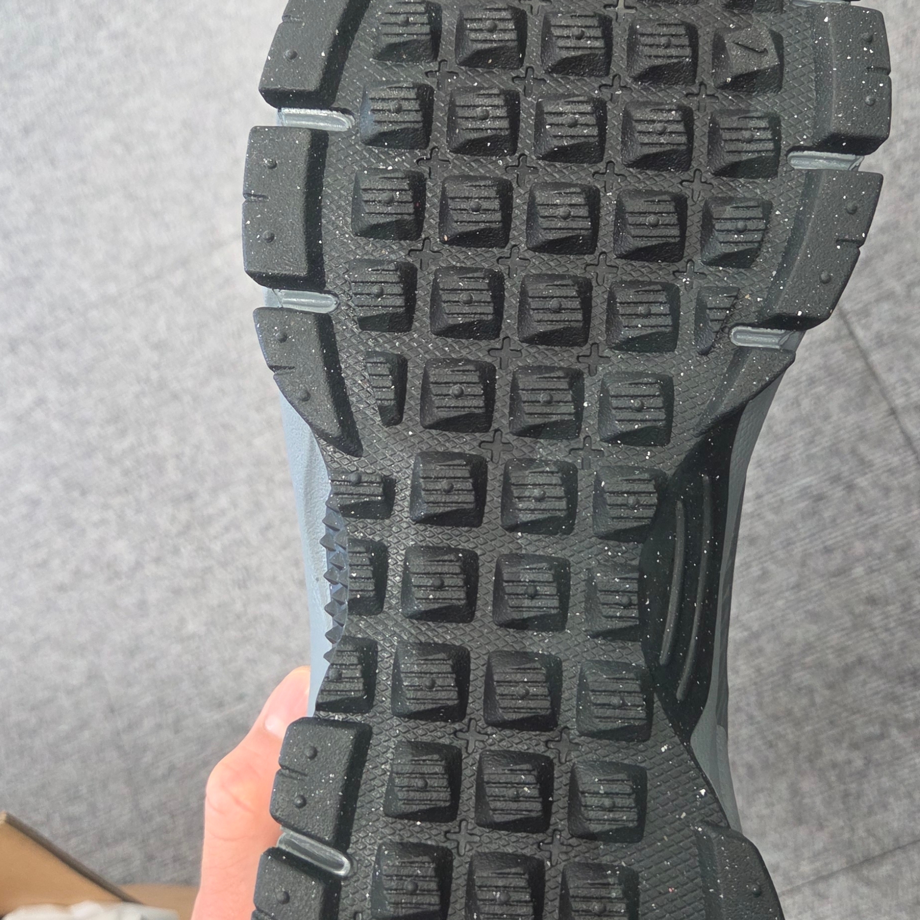 Nike Zoom Vomero Roam Metallic Pewter Cool Grey 착용 스타일 - 2