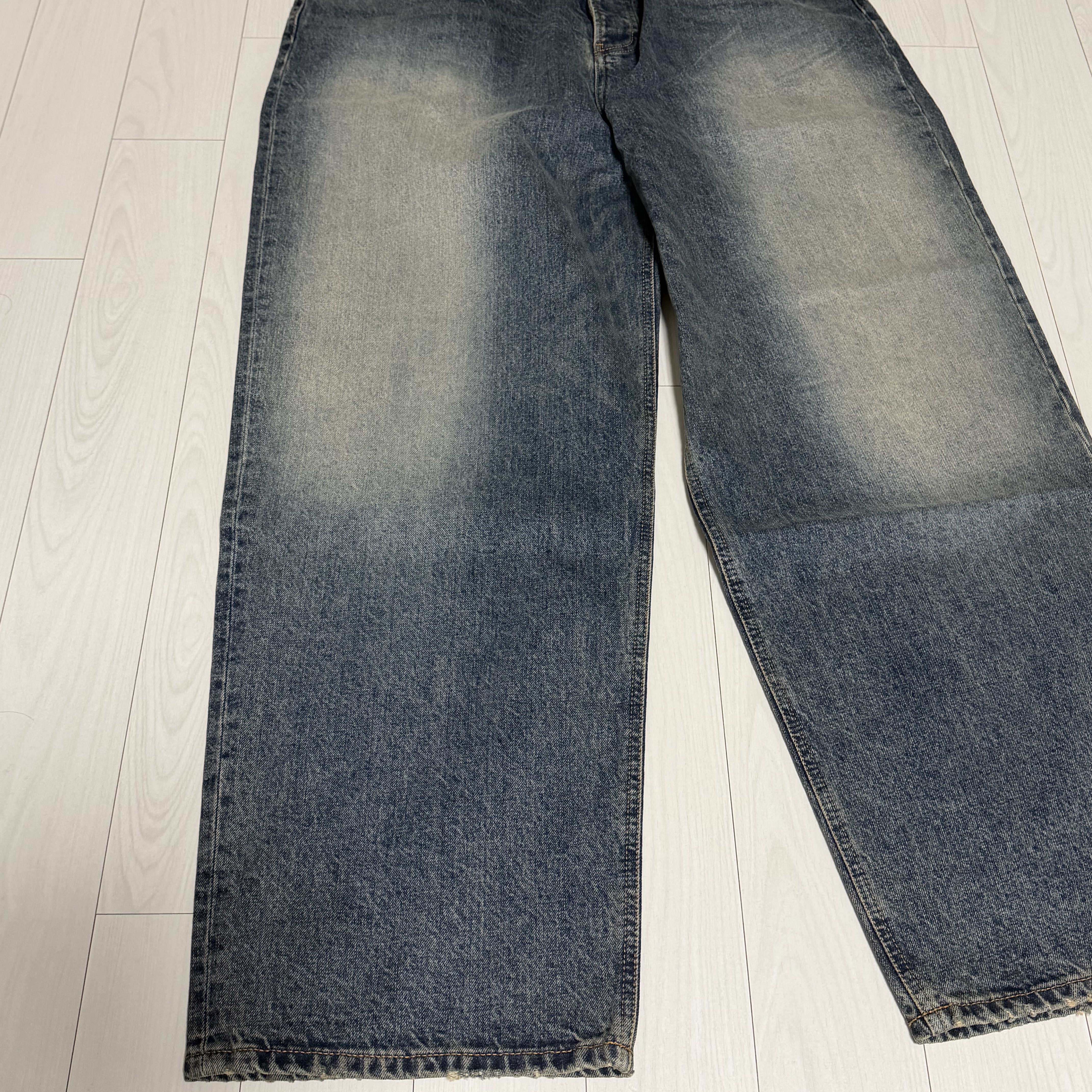 Undermycar Mu.26 Anti Fxxking Logo Play Brush Washed Wide Jeans Oil Blue 착용 스타일 - 4