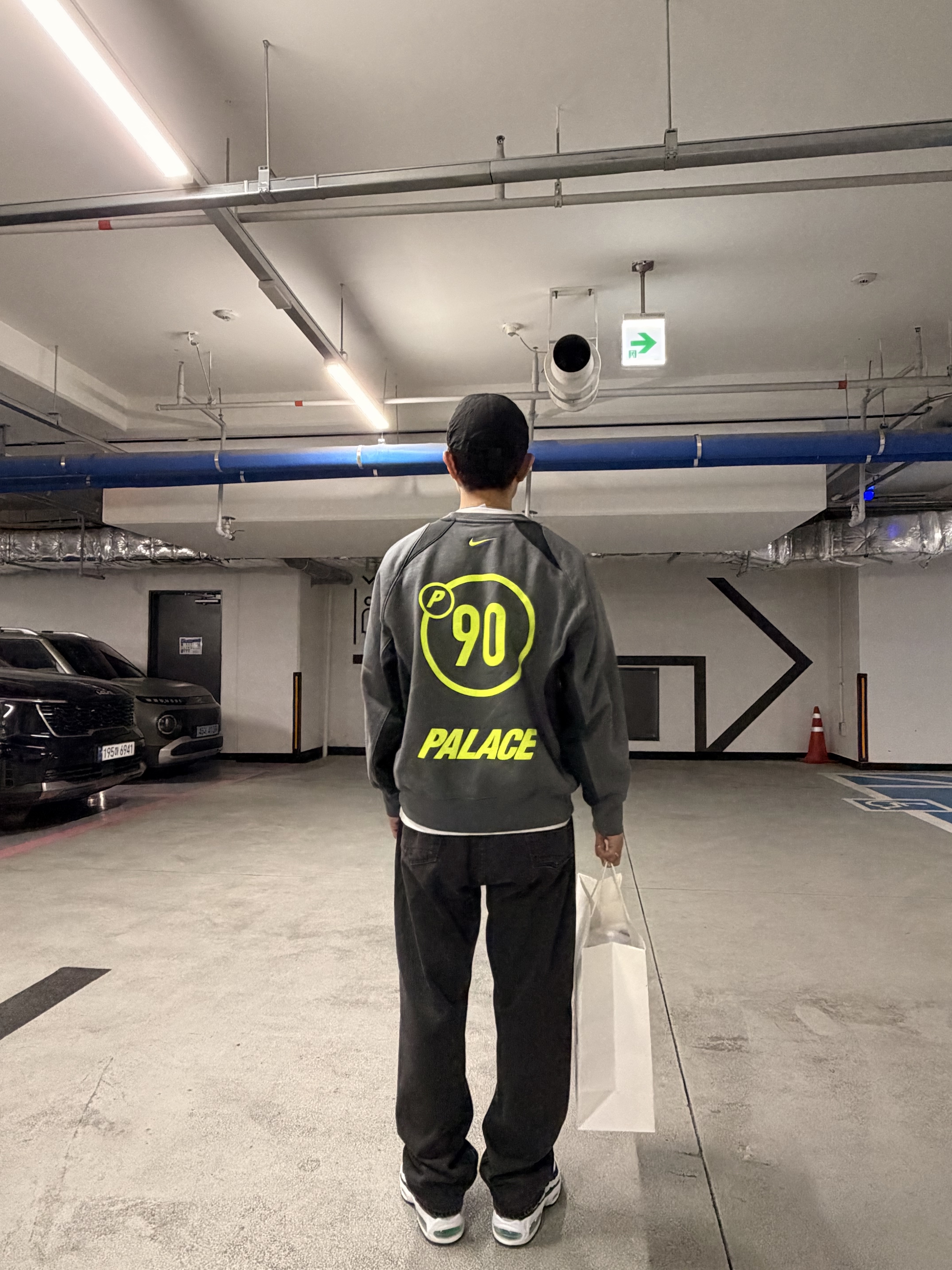 Nike Air Max 95 OG White and Black, Palace x Nike Total P90 Crew Grey - 25FW 착용 스타일