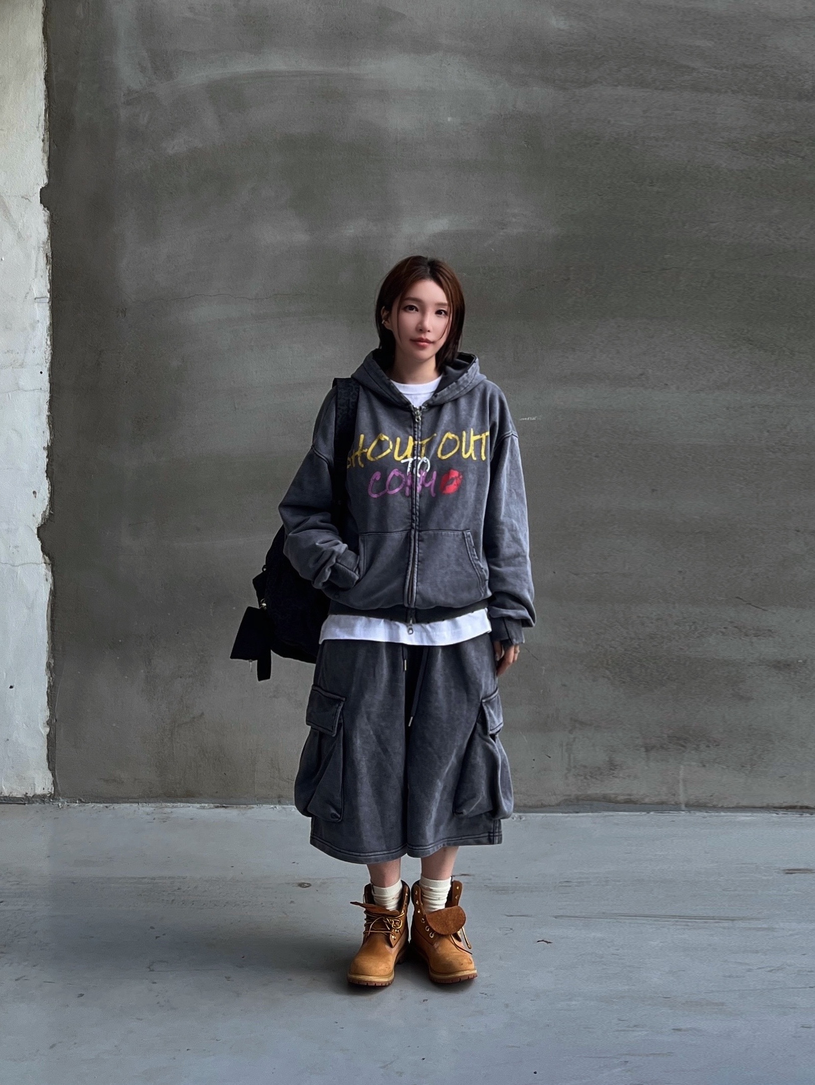 CONY Shout Out CONY Cargo Sweat Shorts / Charcoal, CONY Shout Out To CONY Graphic Hoodie / Charcoal 착용 스타일 - 1